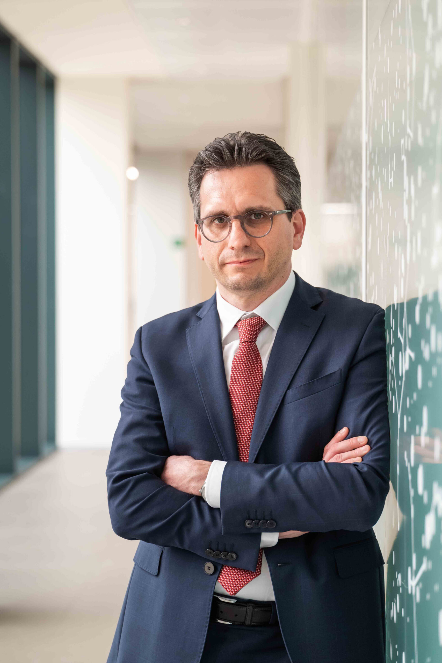 Foto Ritratto Ambientato Siemens CEO https://www.limibeautylab.pro/it/portfolio/ritratti/fotografo-ritratto-ambientato-alessandro-milano/