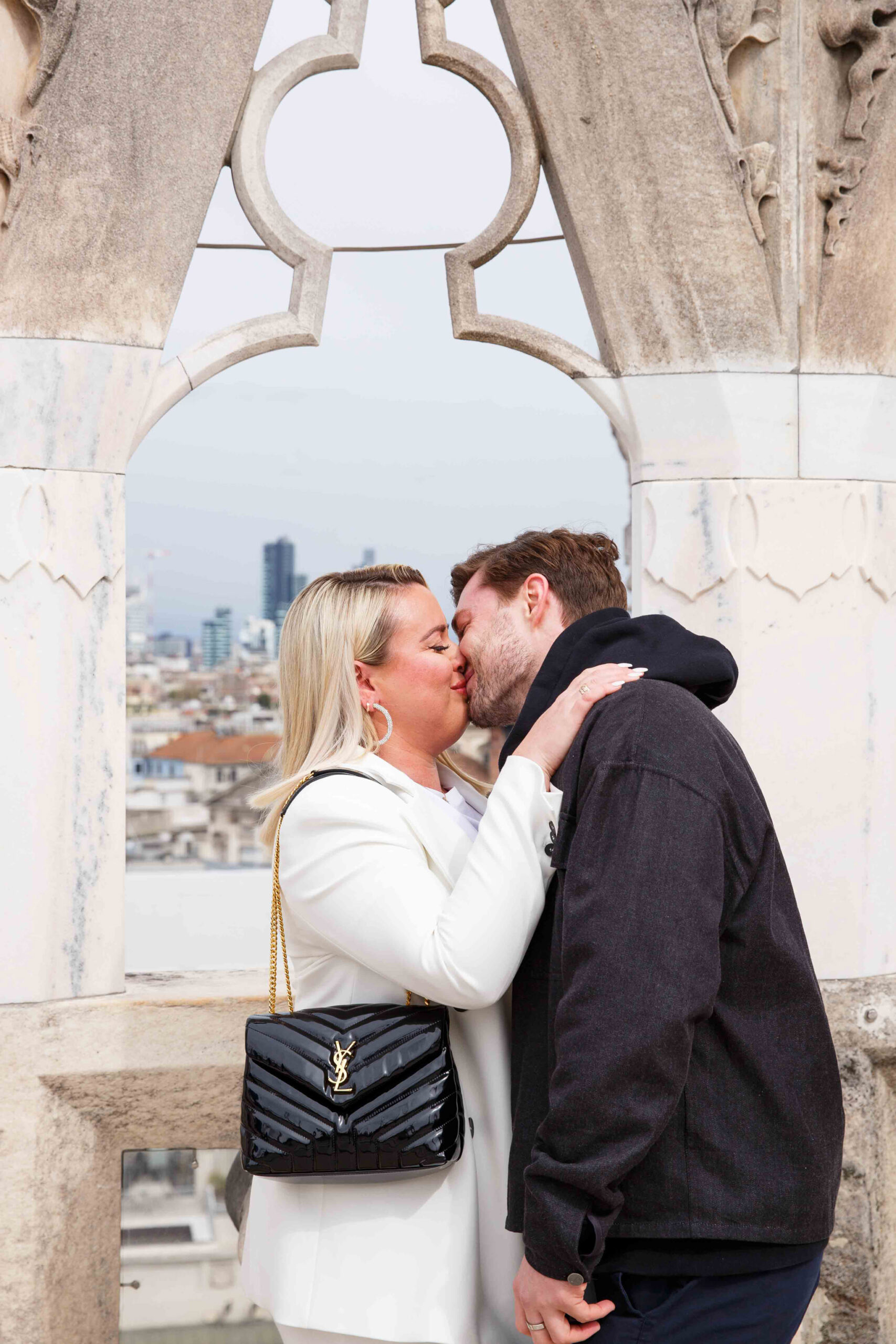 Fotografo WP Ben&Daniela Coppia che si bacia sopra al duomo di Milano