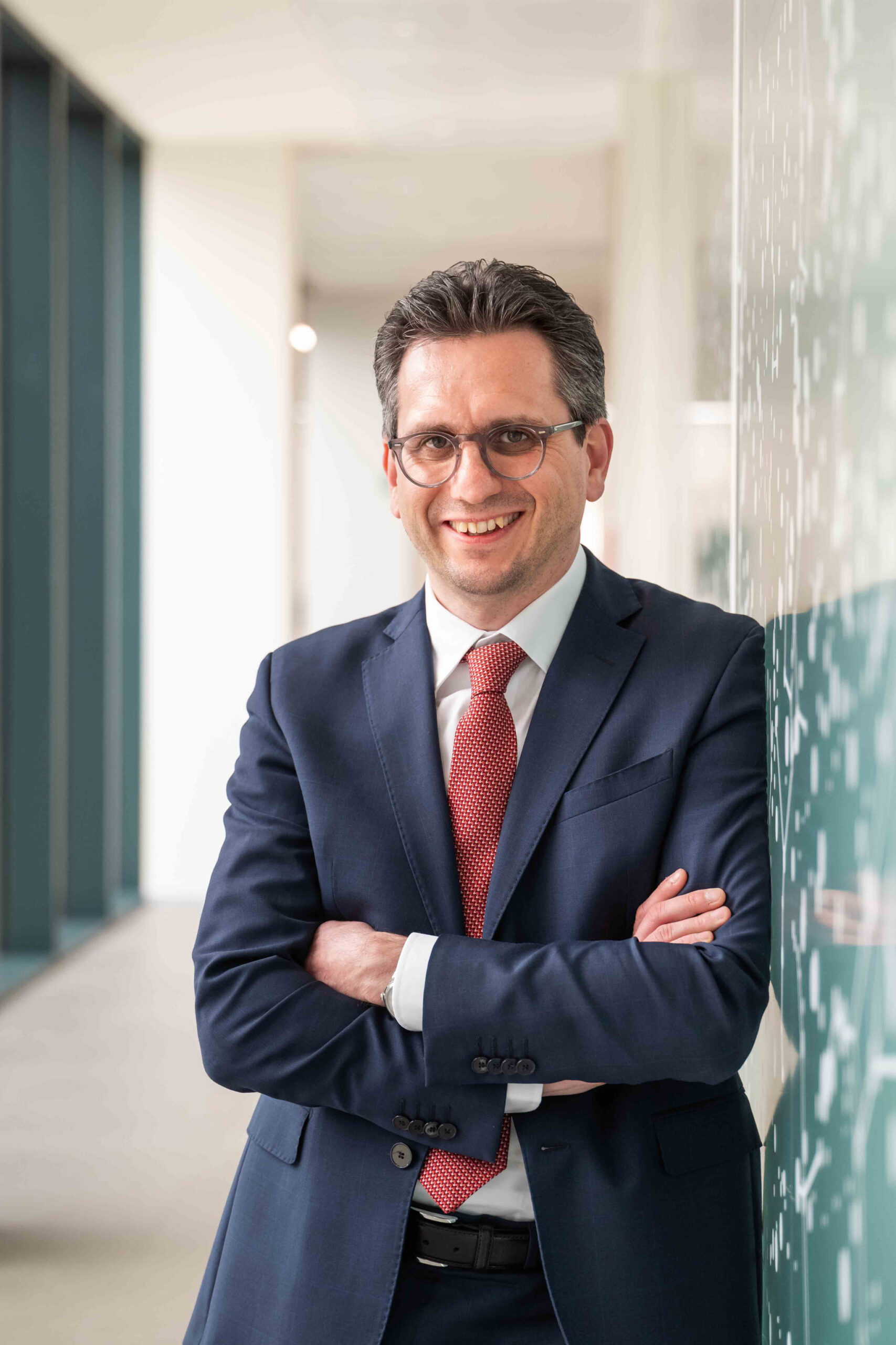 Foto Ritratto Ambientato Siemens CEO https://www.limibeautylab.pro/it/portfolio/ritratti/fotografo-ritratto-ambientato-alessandro-milano/