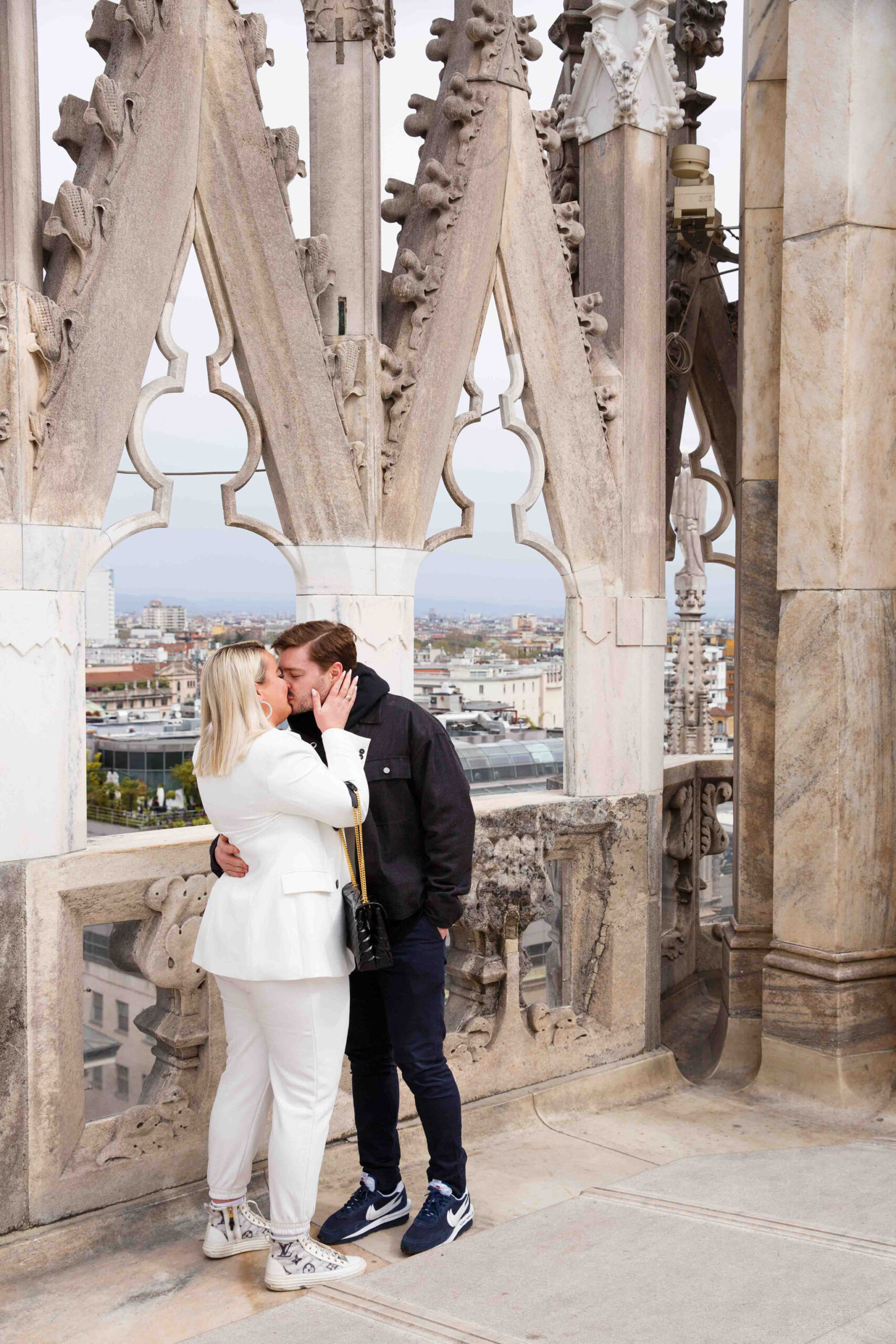 Fotografo WP Ben&Daniela Coppia che si bacia sopra al duomo di Milano