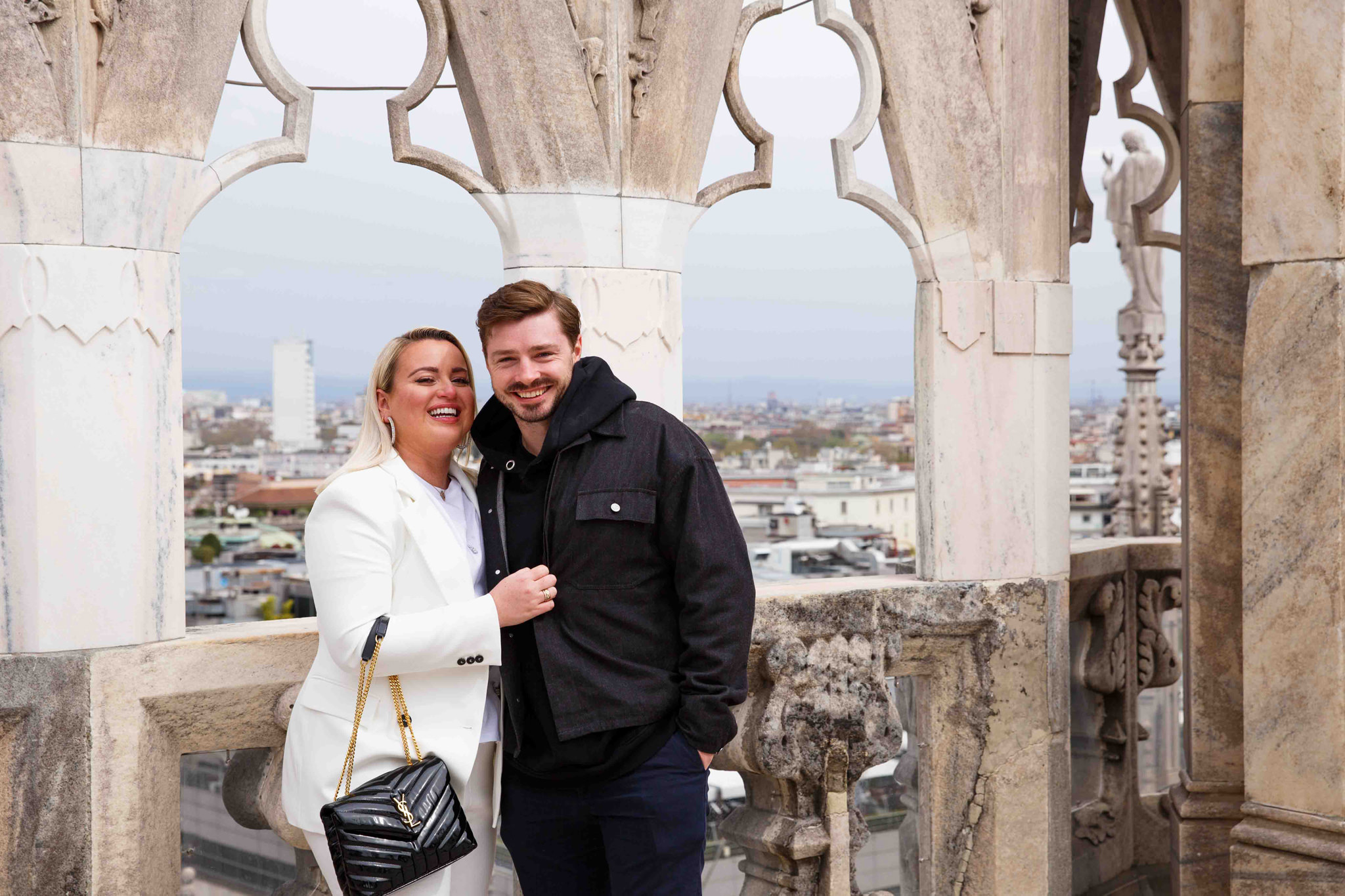 Fotografo WP Ben&Daniela Coppia felice sopra al duomo di Milano