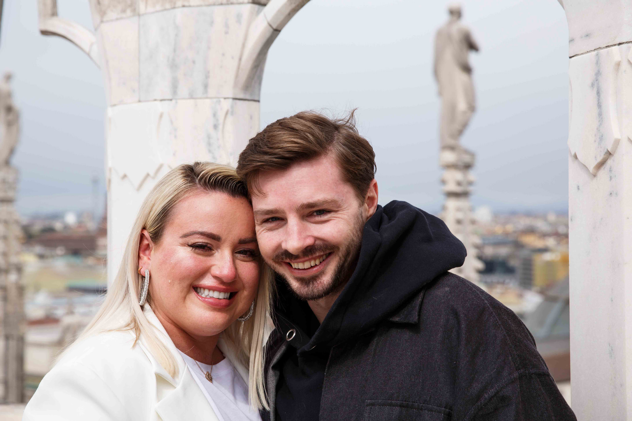 Fotografo WP Ben&Daniela Ritratto di Coppia felice sopra al duomo di Milano