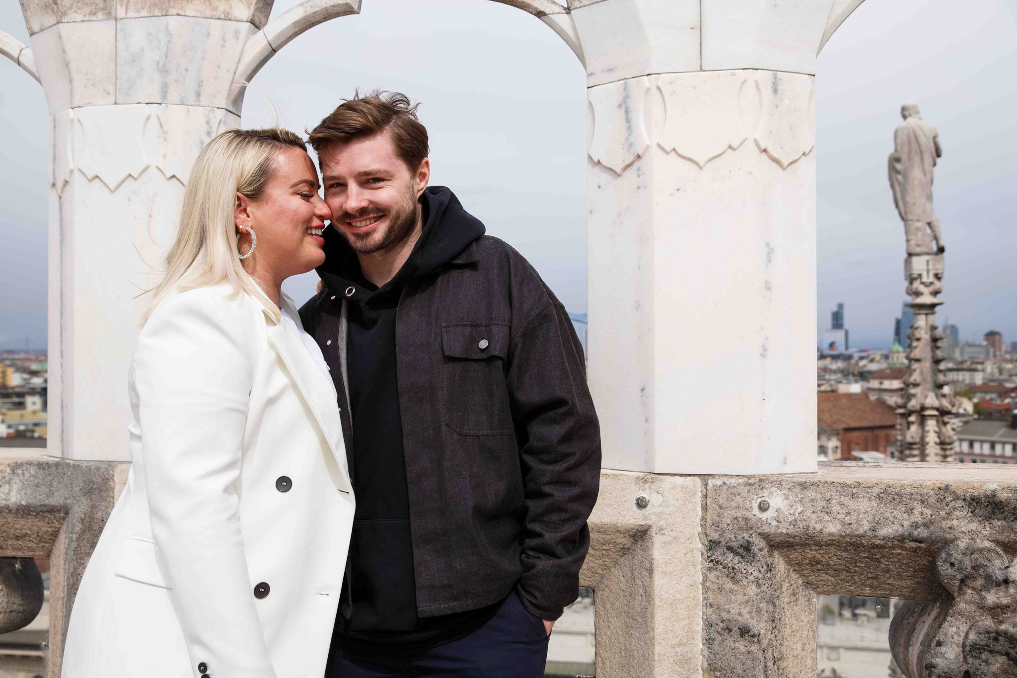 Fotografo WP Ben&Daniela Coppia felice sopra al duomo di Milano