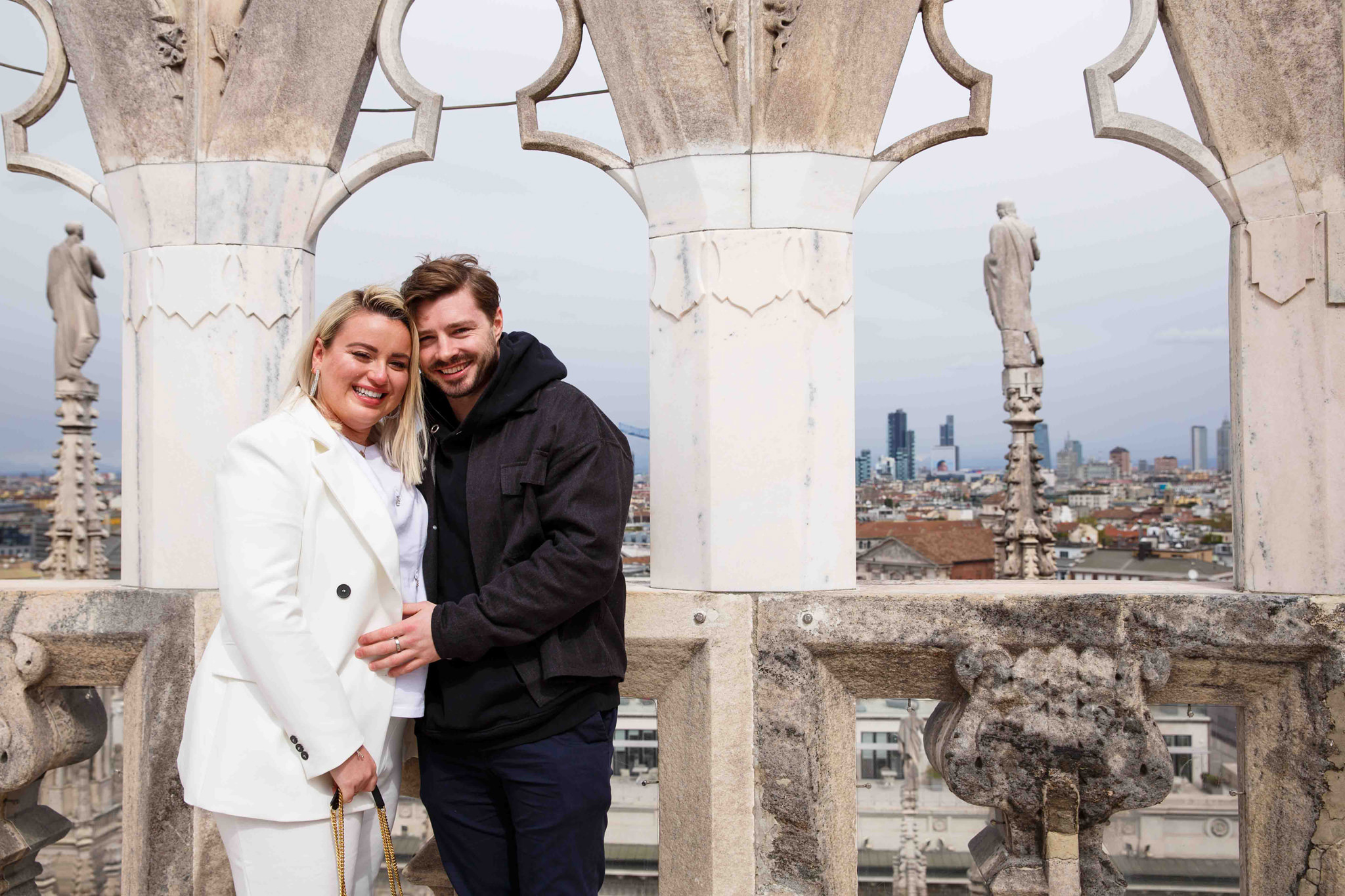 Fotografo WP Ben&Daniela Coppia felice sopra al duomo di Milano