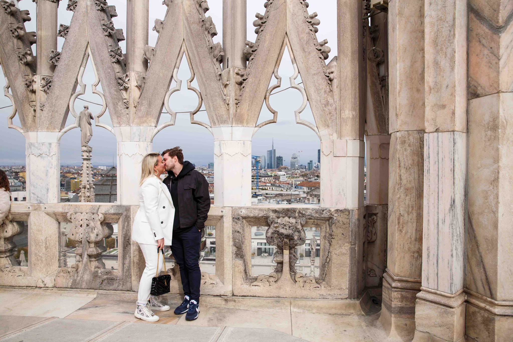 Fotografo WP Ben&Daniela Coppia che si bacia sopra al duomo di Milano
