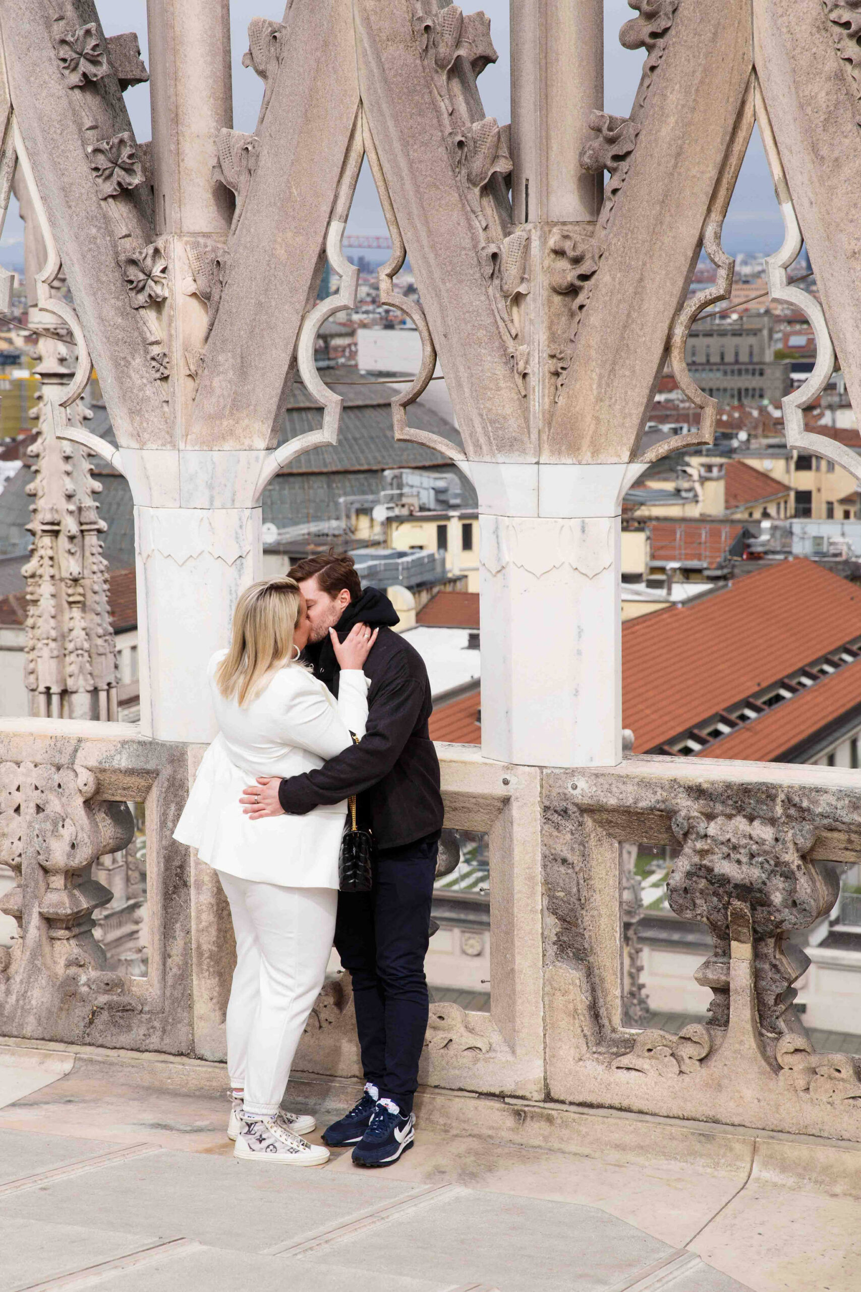 Fotografo WP Ben&Daniela Coppia che si bacia sopra al duomo di Milano