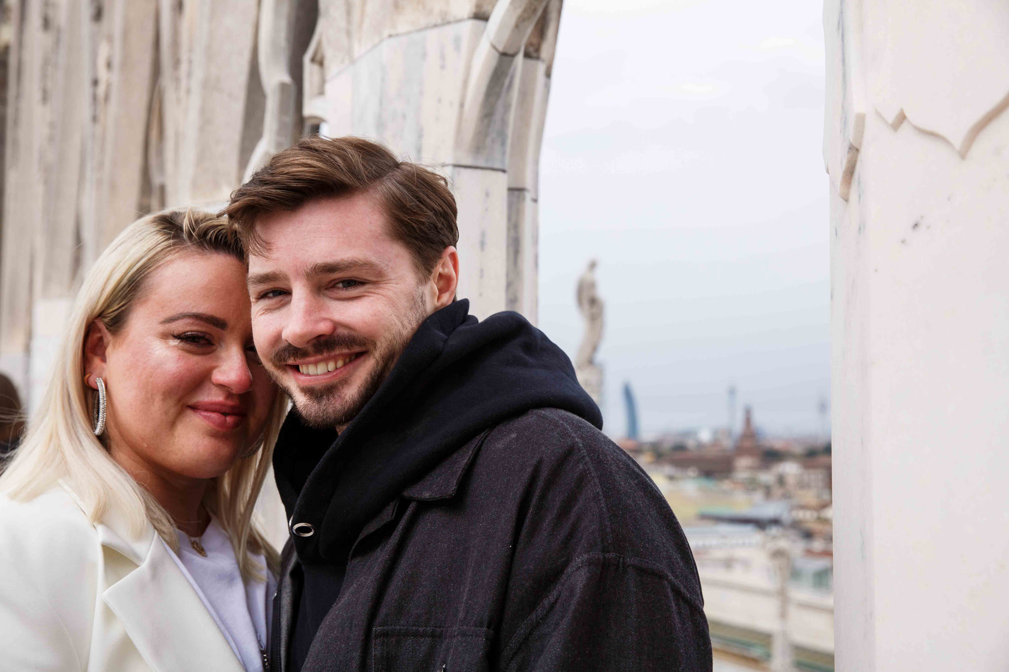 Fotografo WP Ben&Daniela Ritratto di Coppia felice sopra al duomo di Milano