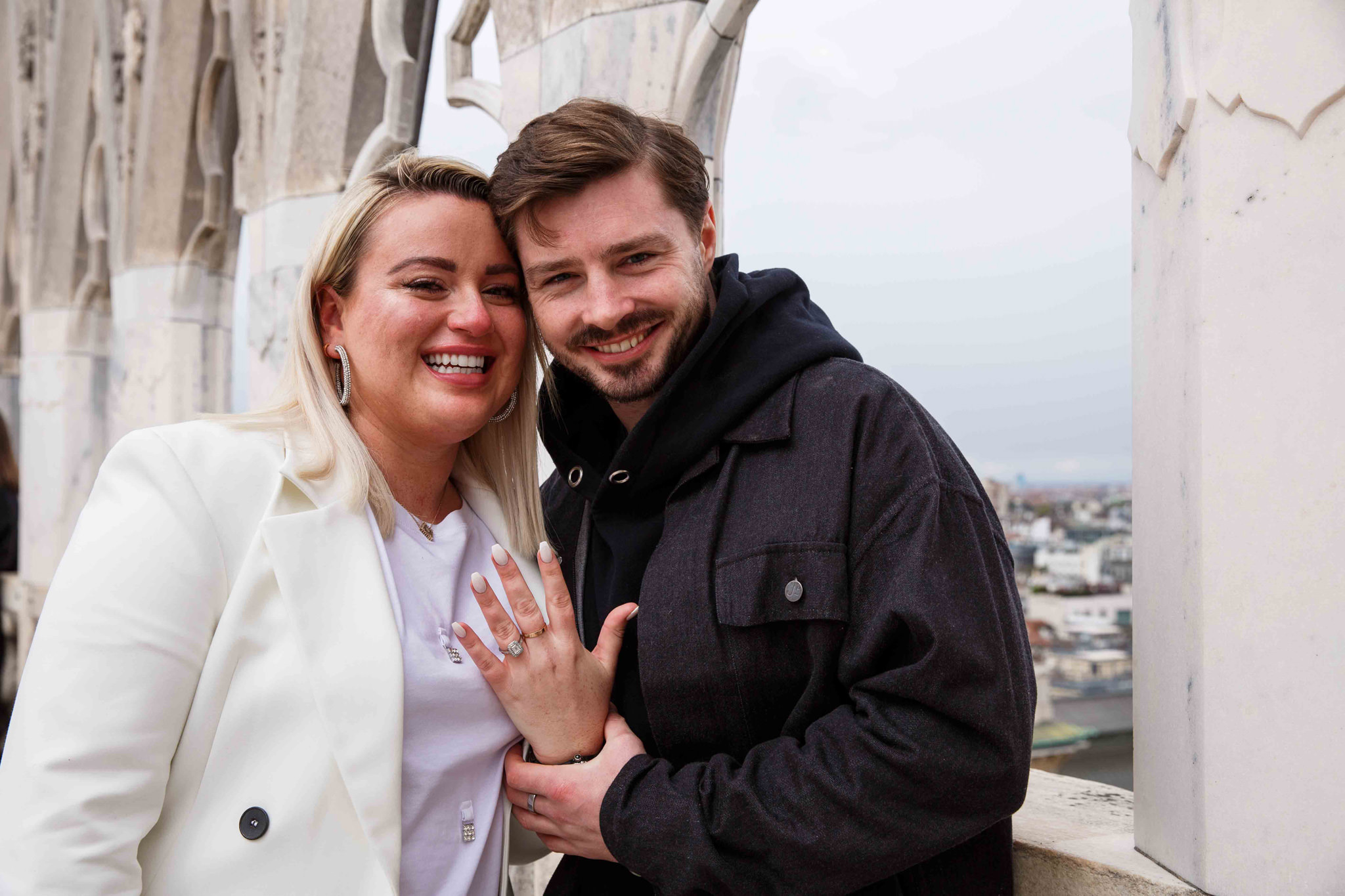 Fotografo WP Ben&Daniela Ritratto di Coppia felice sopra al duomo di Milano che saluta la camera