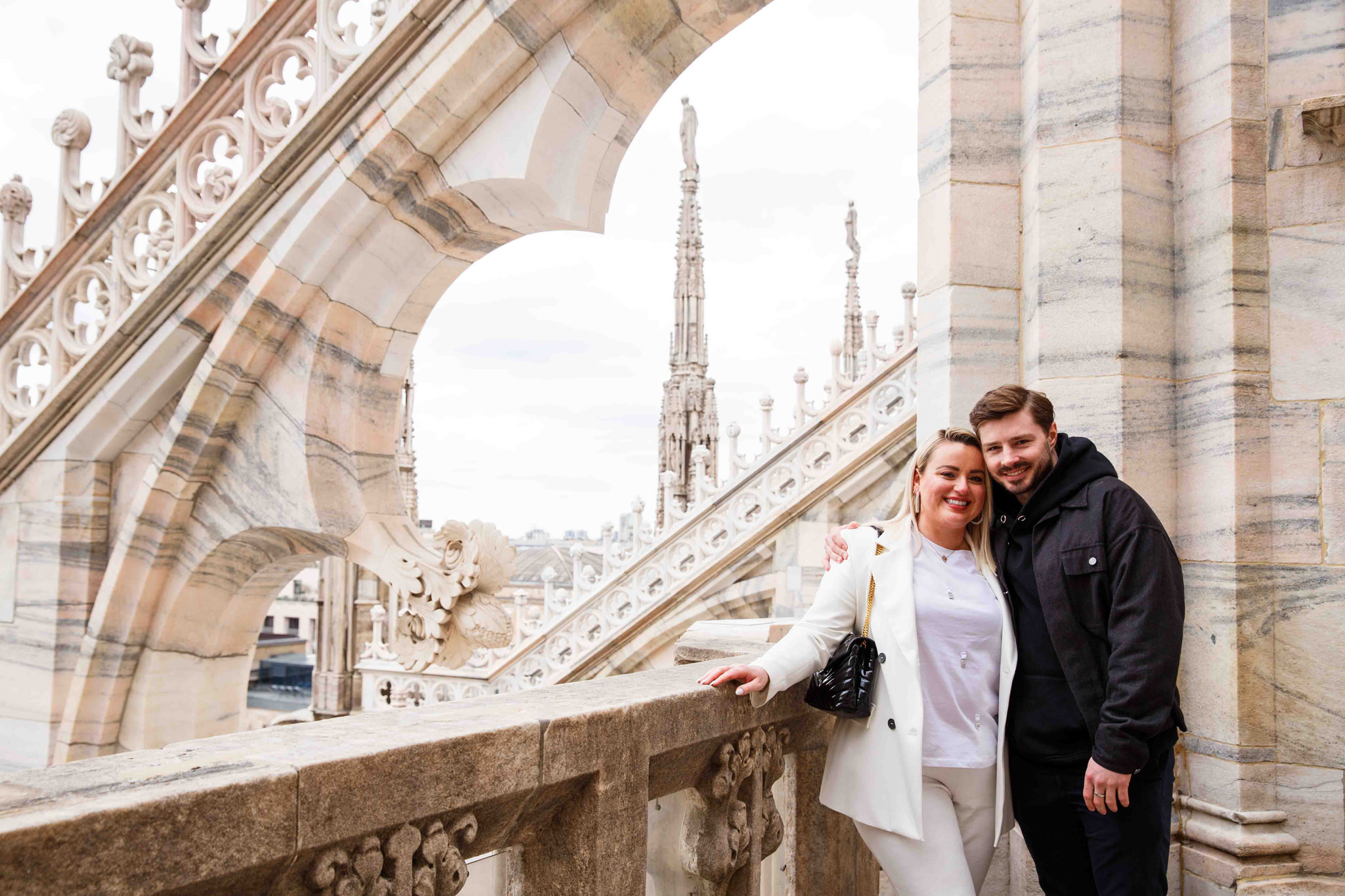 Fotografo WP Ben&Daniela Ritratto di Coppia felice sopra al duomo di Milano