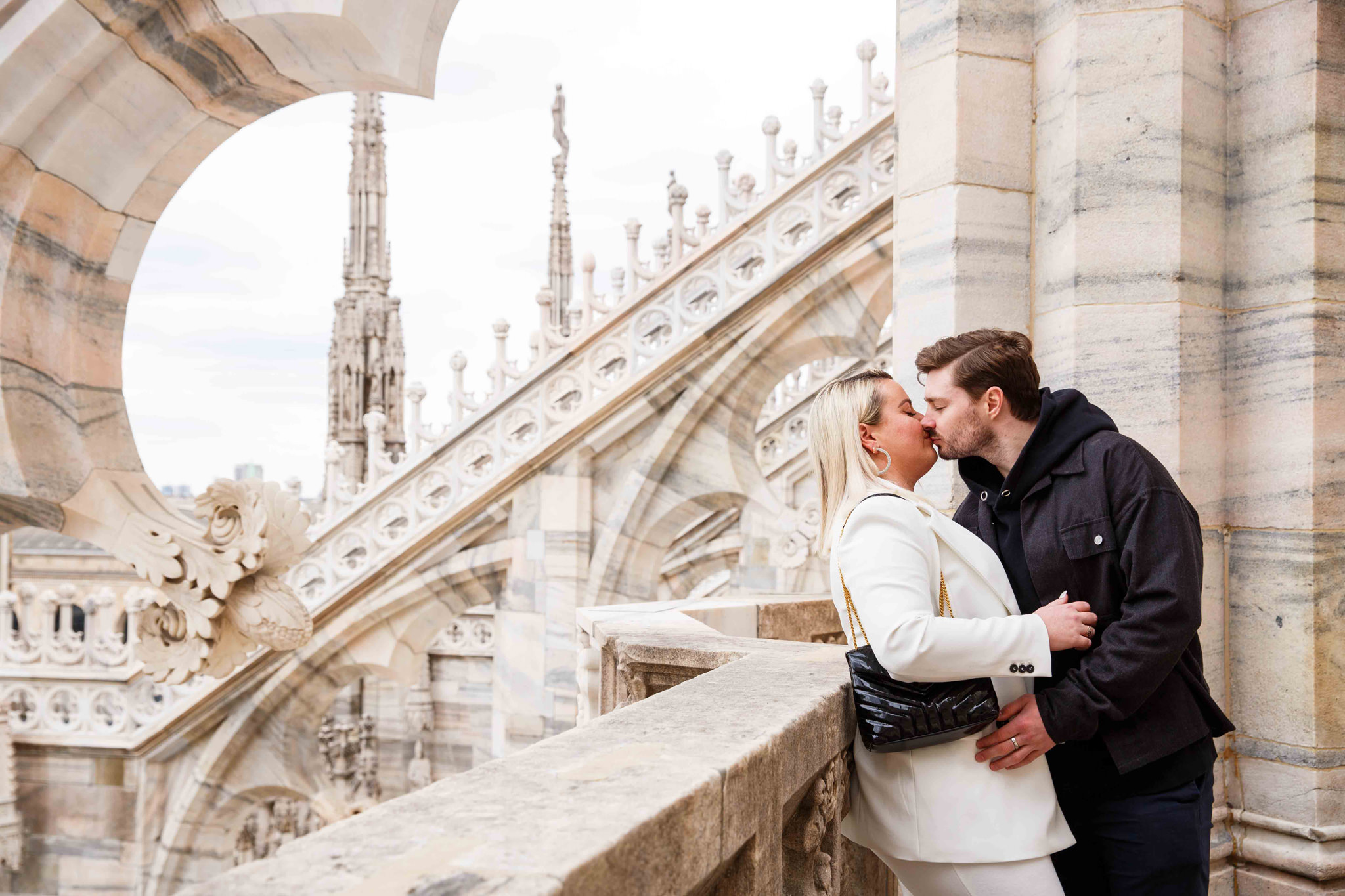 Fotografo WP Ben&Daniela Ritratto di Coppia felice che si baciano sopra al duomo di Milano