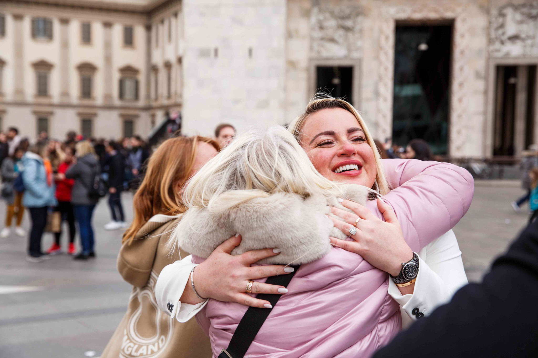 Fotografo WP Ben&Daniela Madre e figlia che si abbracciano nella piazza del Duomo di Milano