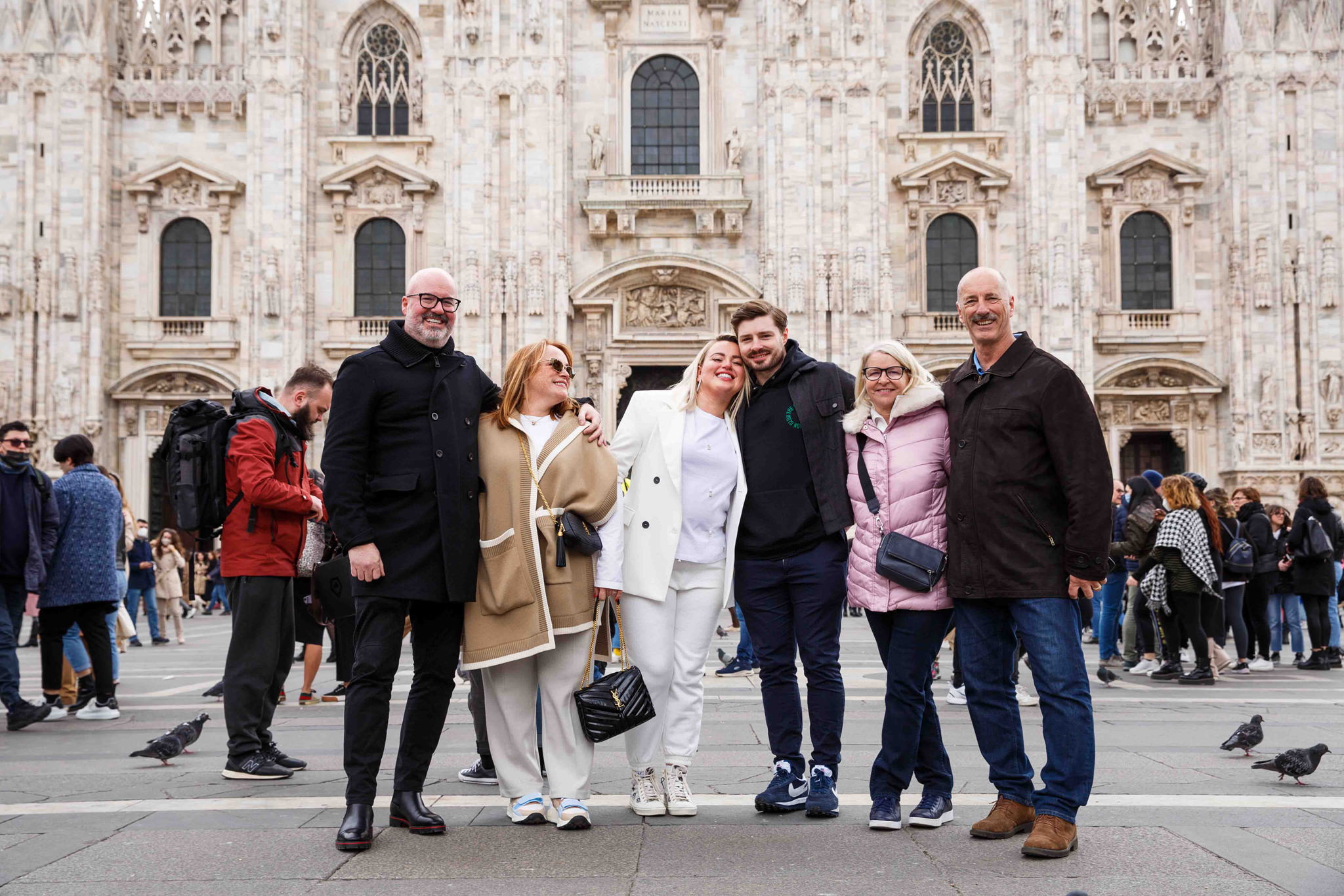 Fotografo WP Ben&Daniela Foto di gruppo di fronte al duomo di Milano