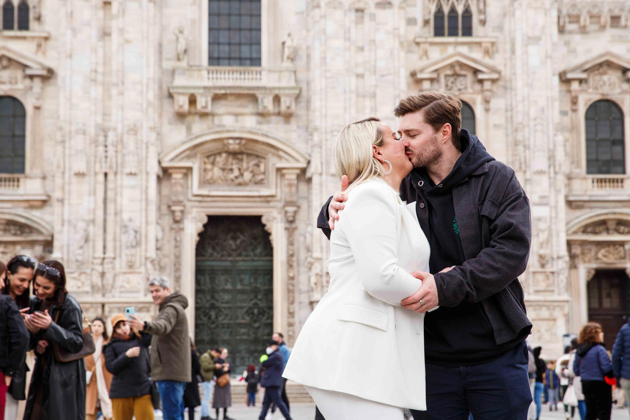 Fotografo WP Ben&Daniela Coppia felice che si bacia sotto al Duomo di Milano