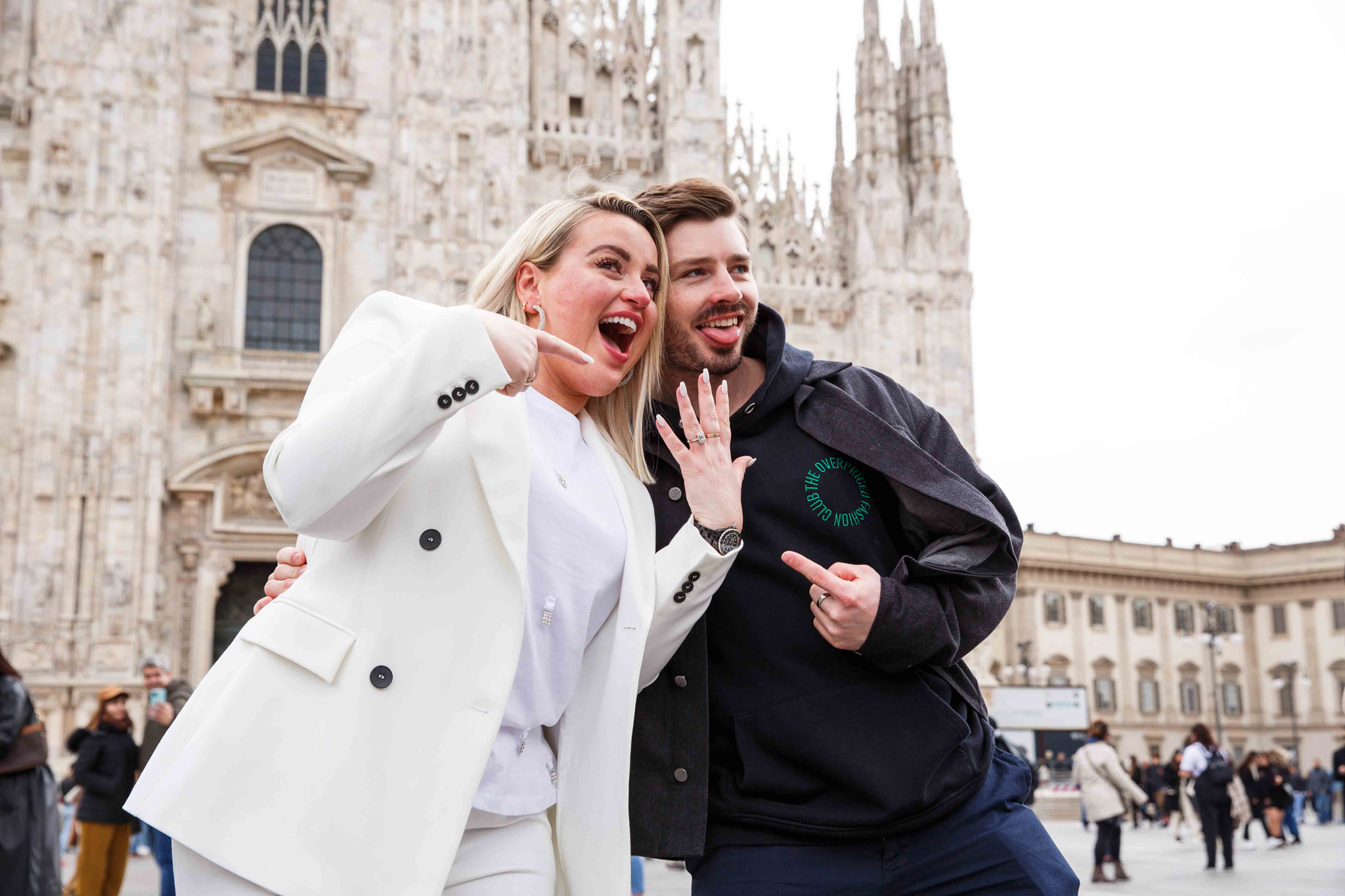 Fotografo WP Ben&Daniela Coppia felice della proposta di matrimonio sotto al Duomo di Milano