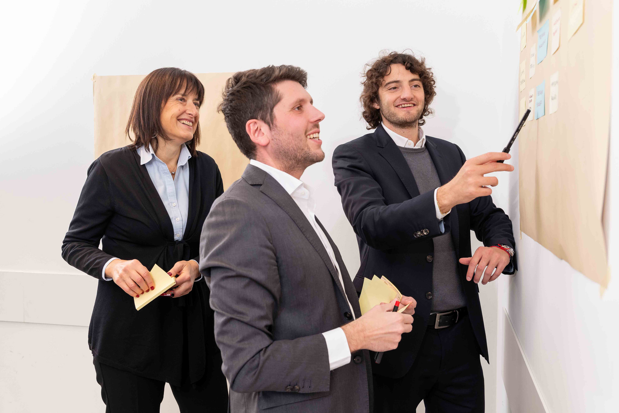 Foto business KyreTeam Colleghi che lavorano insieme su lavagna