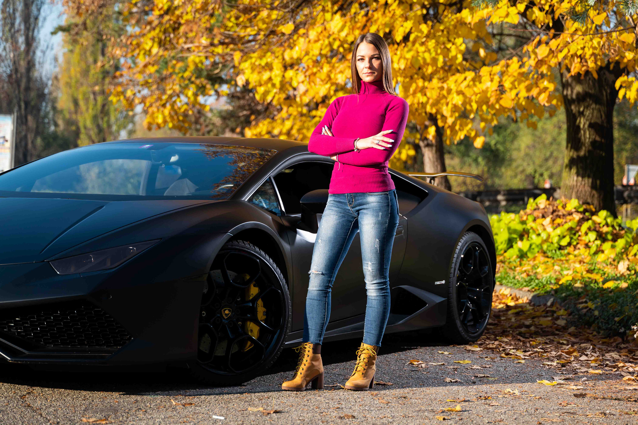 Foto ritratto ambientato lamborghini Donna insieme alla sua lamborghini in esterna