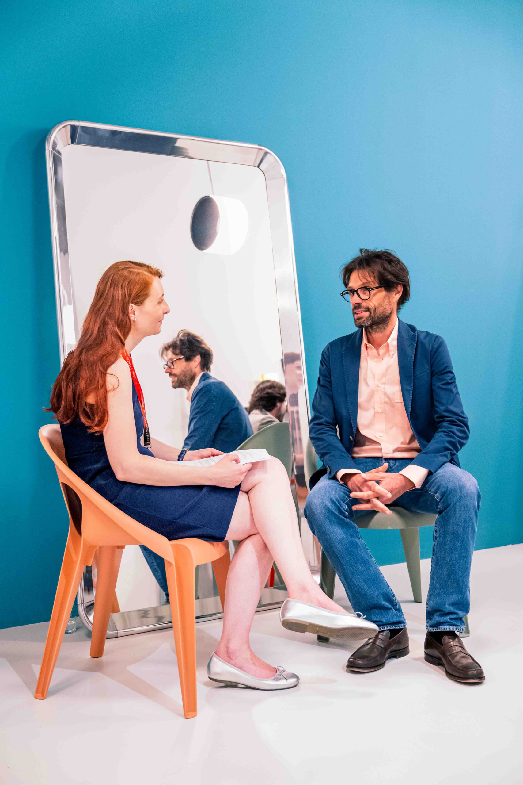 Foto evento business StylePark Giornalista intervista artista in stanza