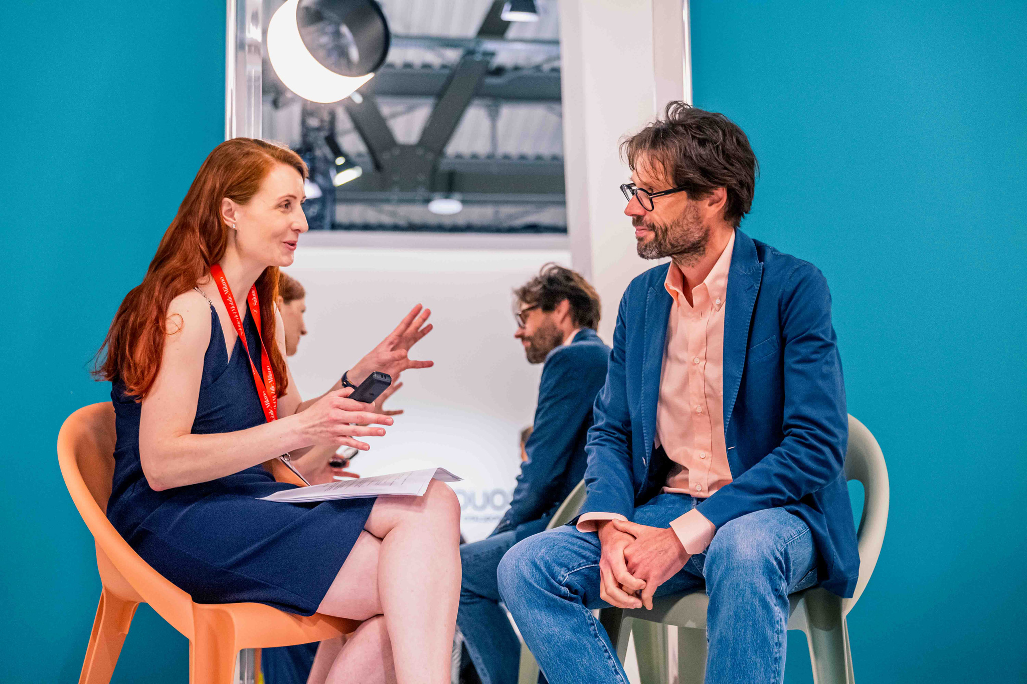 Foto evento business StylePark Giornalista intervista artista in stanza