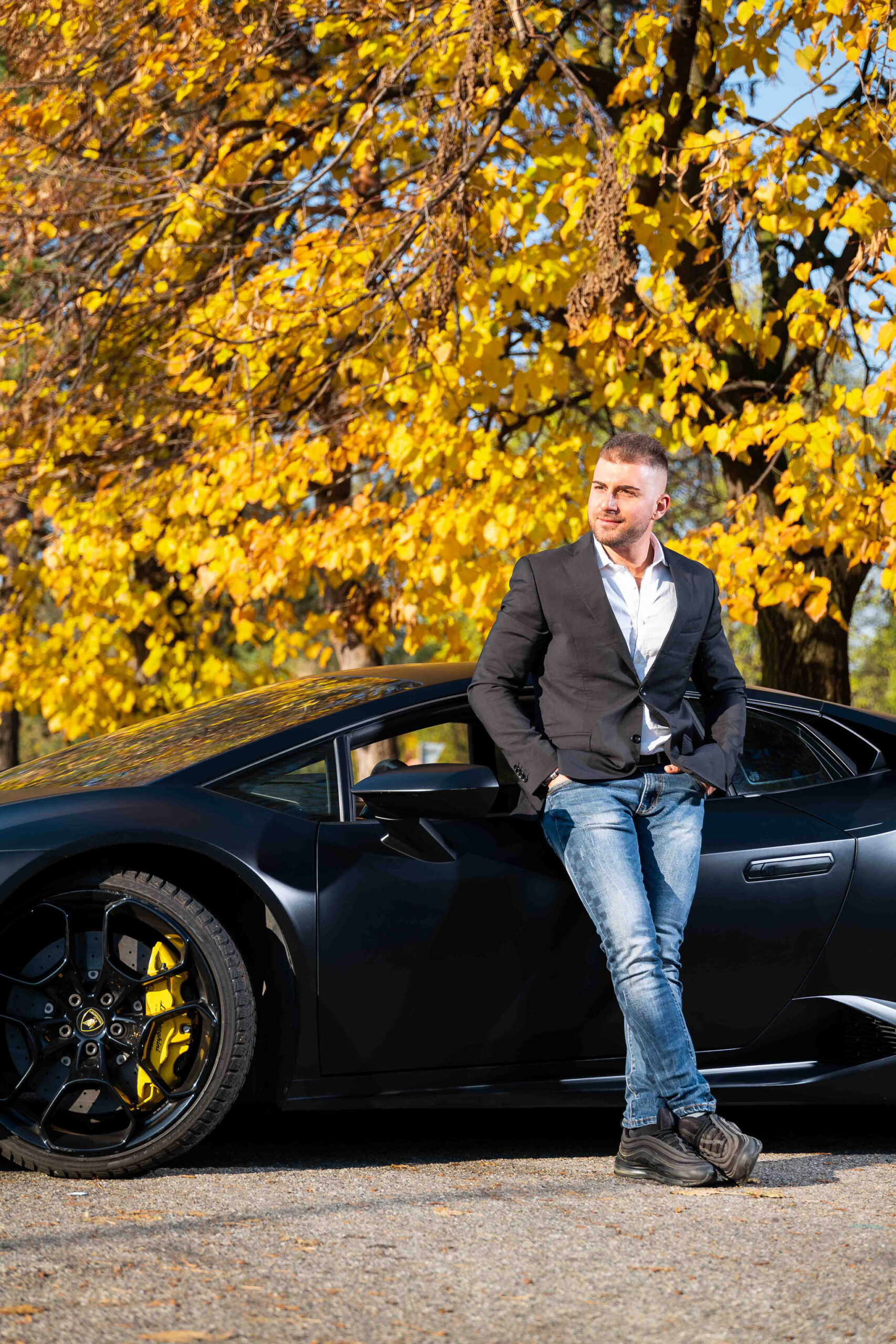 Foto ritratto ambientato lamborghini Uomo con lamborghini in esterna