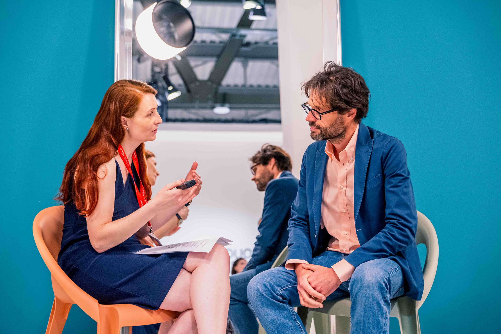Foto evento business StylePark Giornalista intervista artista in stanza blu