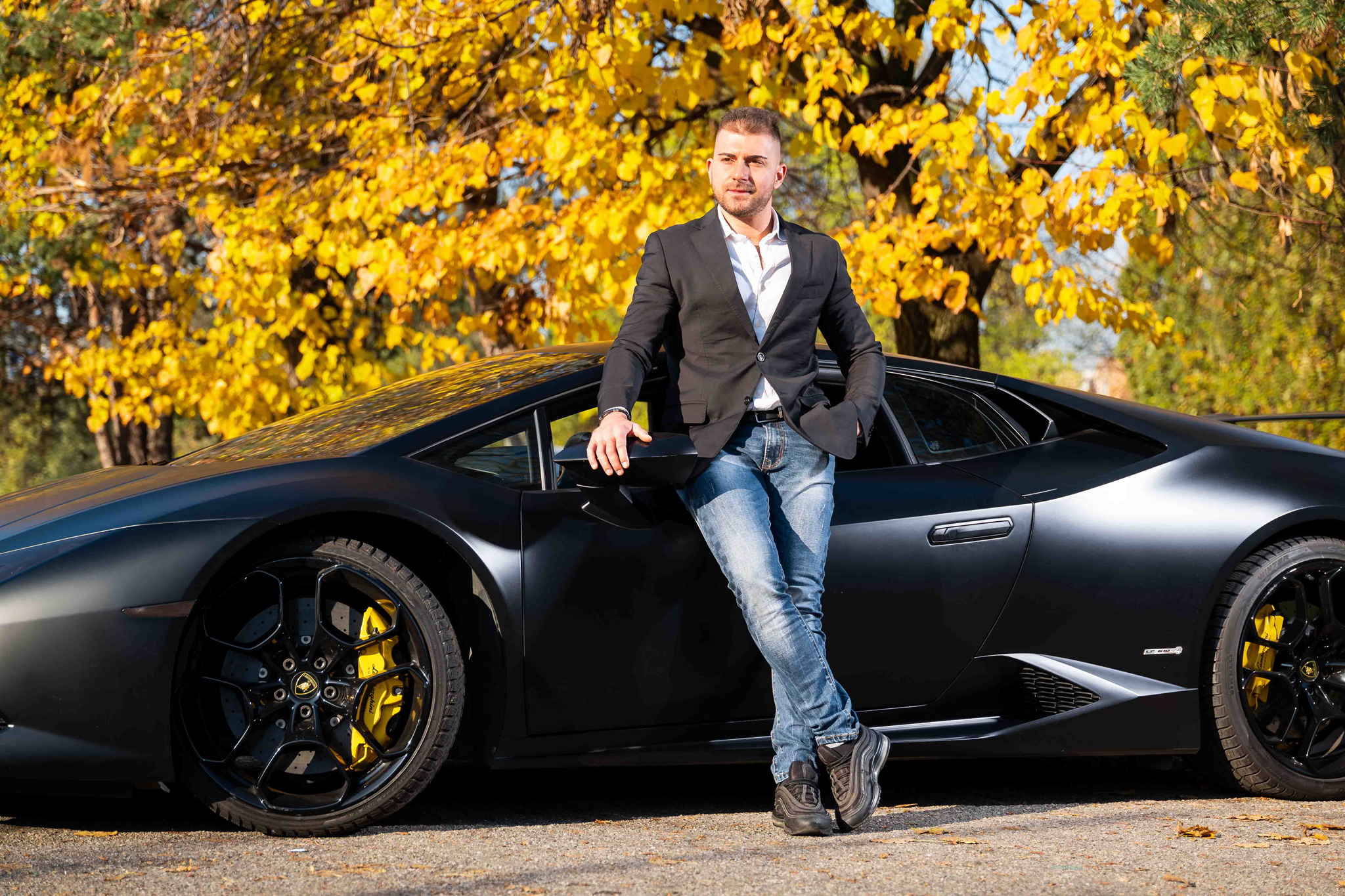 Foto ritratto ambientato lamborghini Uomo con lamborghini in esterna