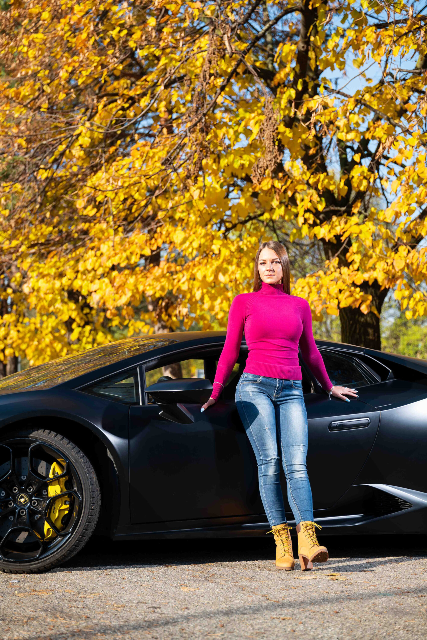 Foto ritratto ambientato lamborghini Donna insieme alla sua lamborghini in esterna
