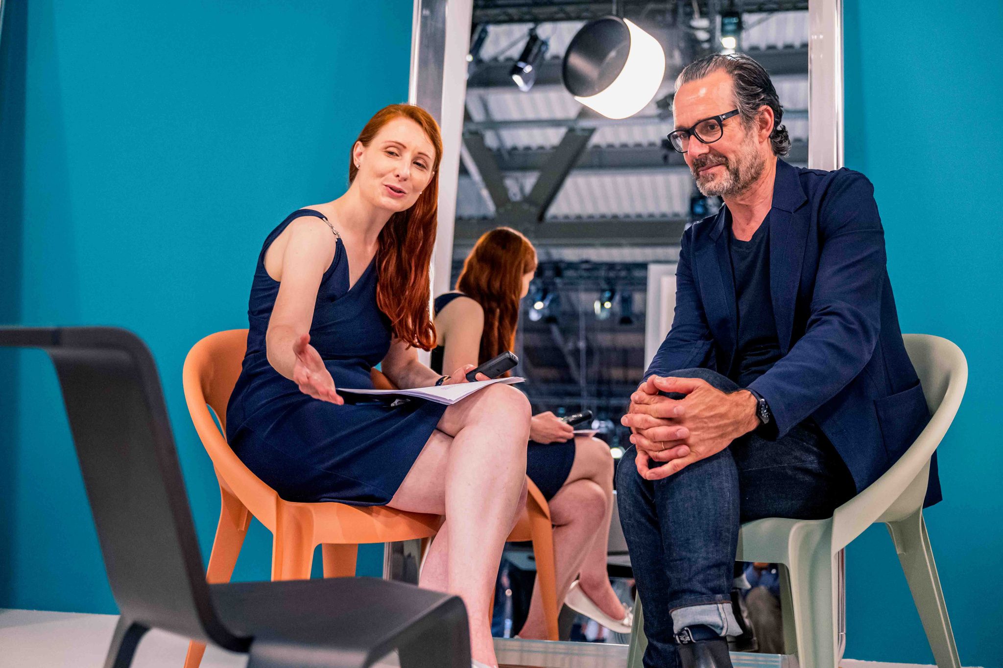 Foto evento business StylePark Giornalista intervista artista in stanza blu