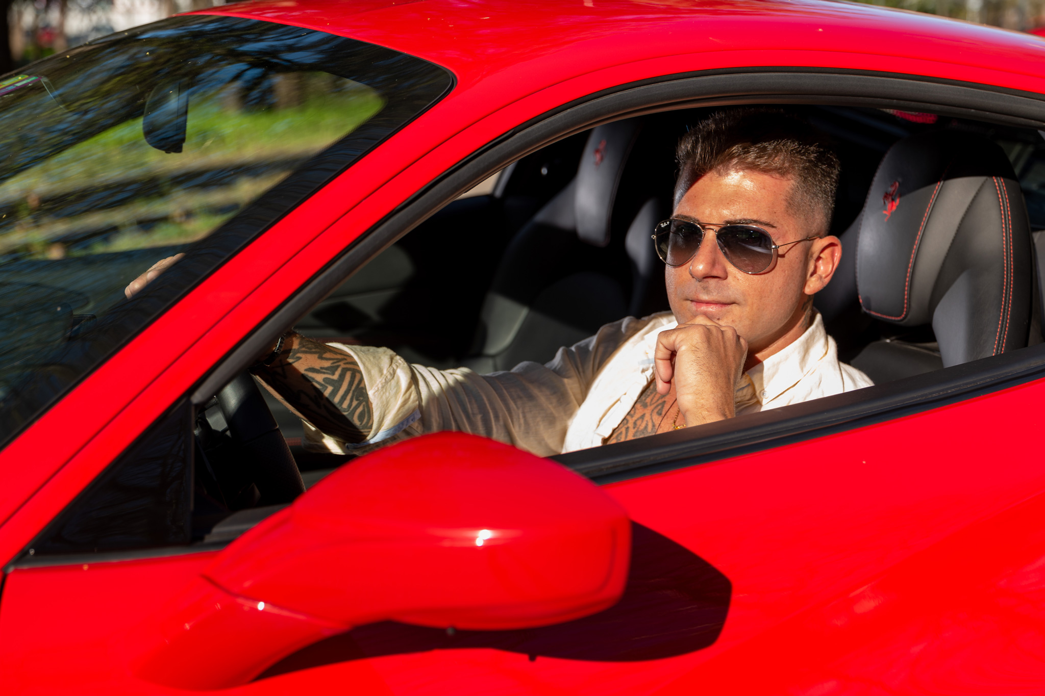foto ritratto ambientato giuseppe catia Uomo dentro la sua ferrari in esterna