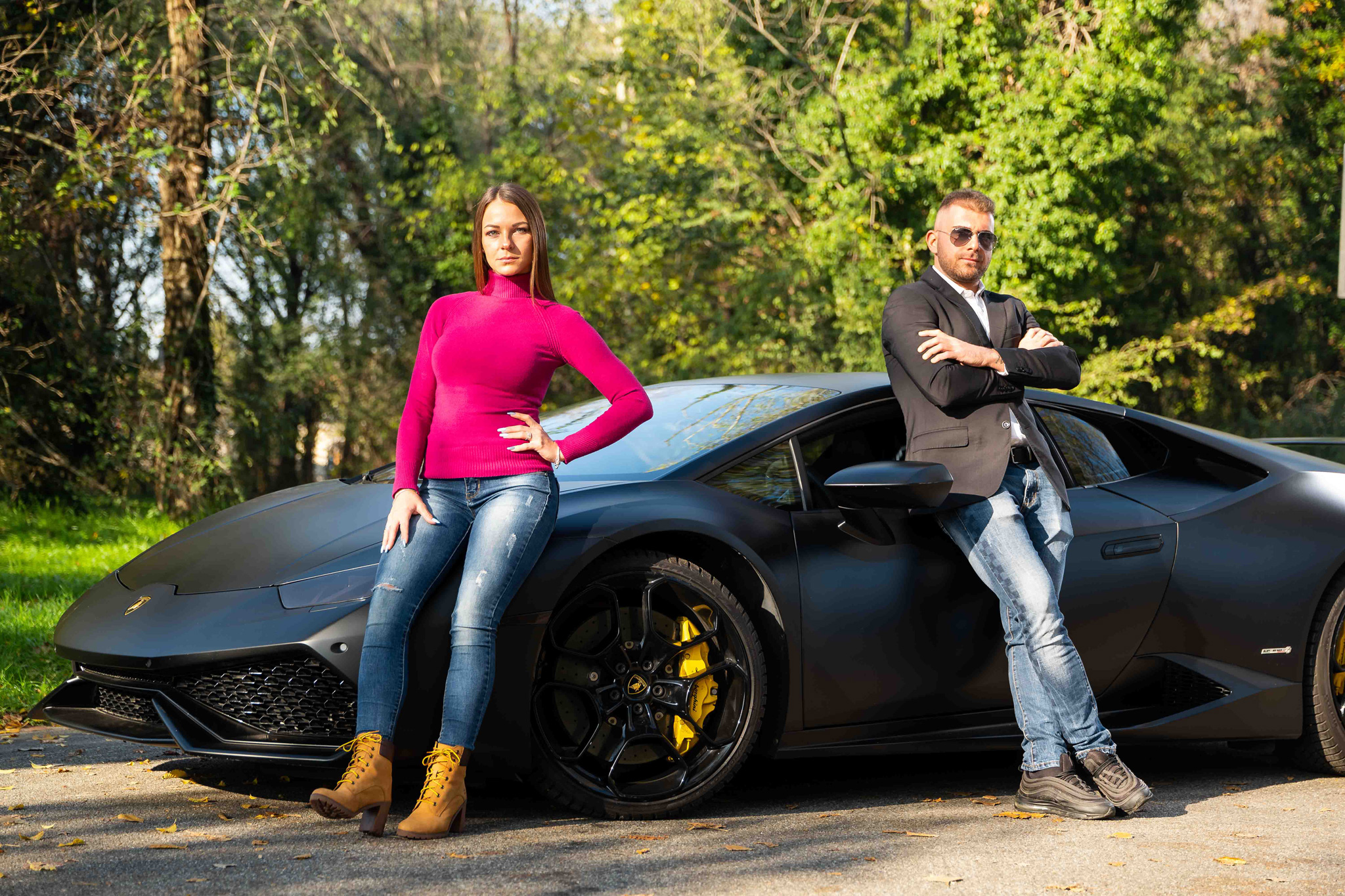 Foto ritratto ambientato lamborghini Donna e uomo con lamborghini in esterna