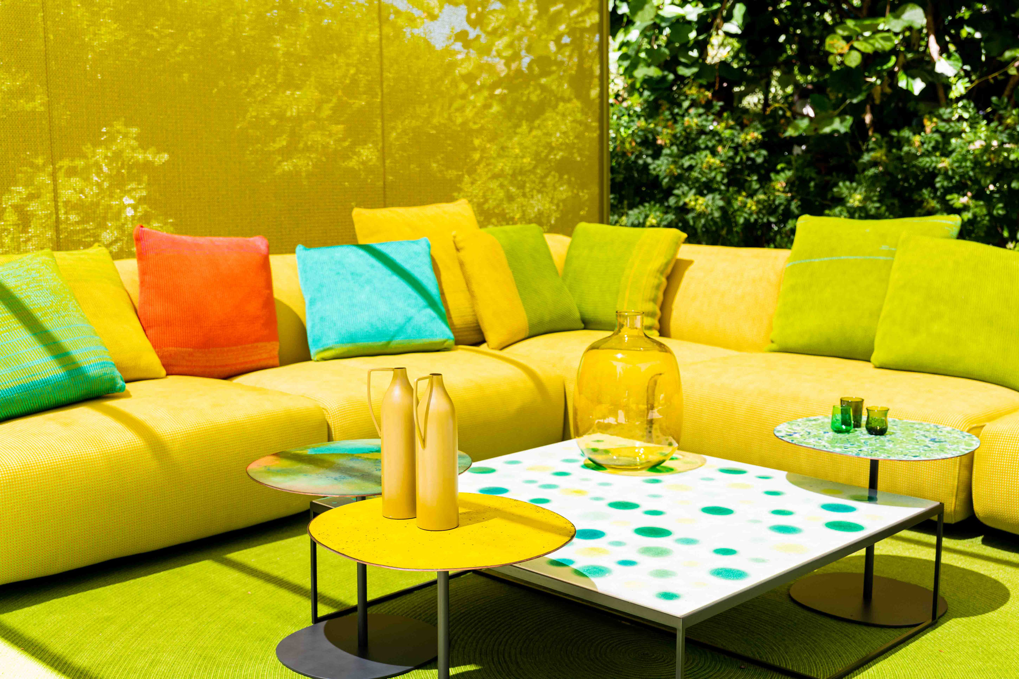 Foto evento business StylePark Mobili gialli di design in esterna