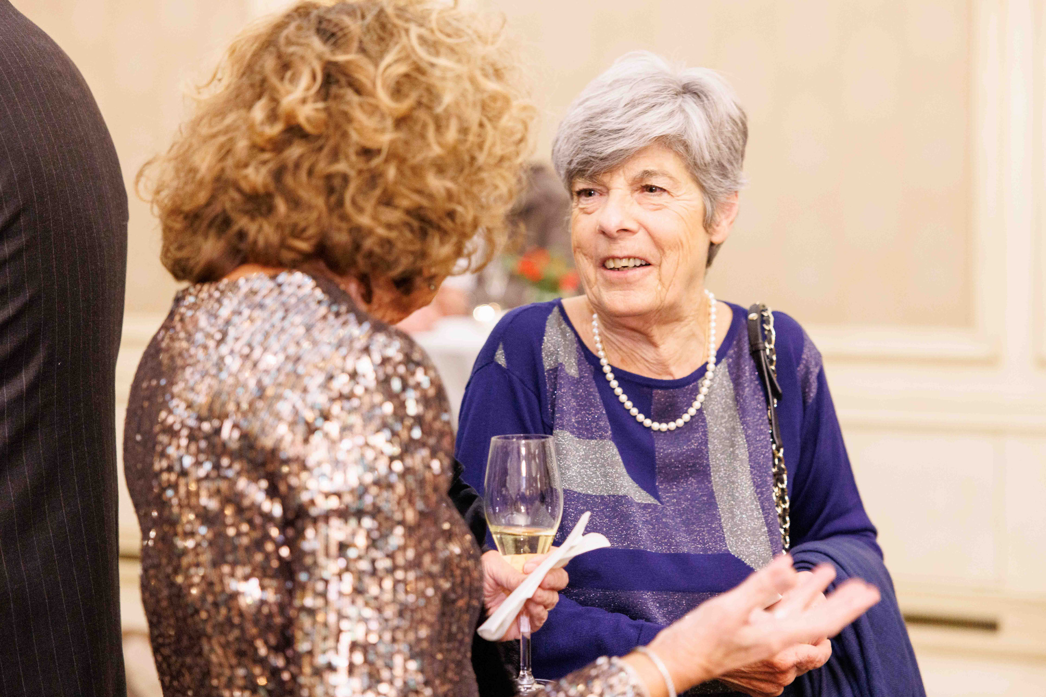 Foto evento business upiveb Signora che parla con collega mentre bevono un calice di vino