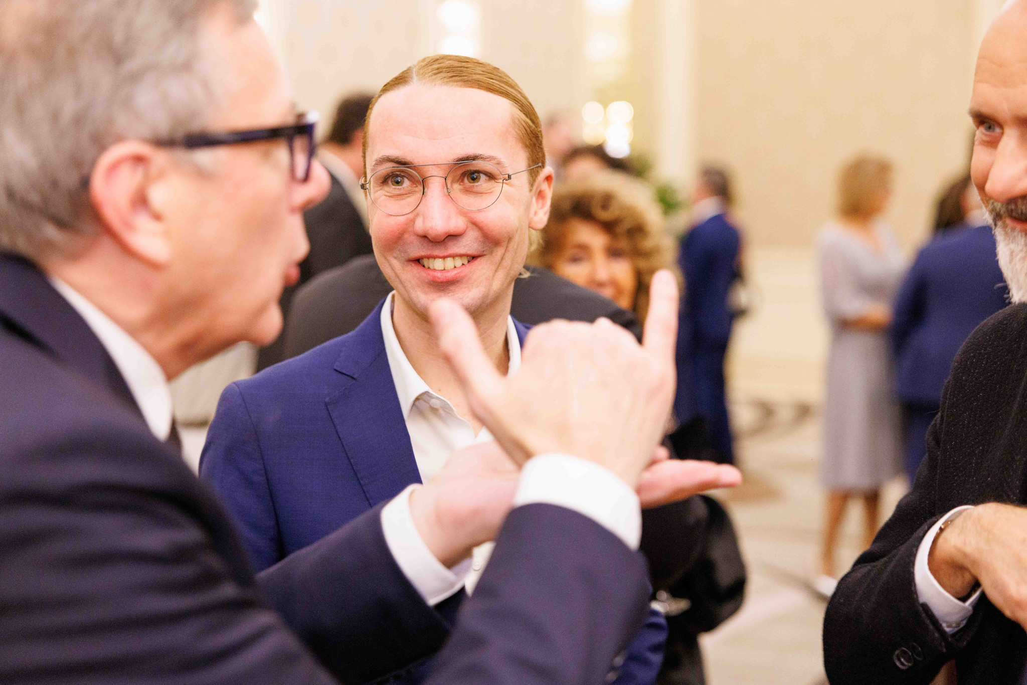 Foto evento business upiveb Uomo che ride insieme ai suoi colleghi ad un evento
