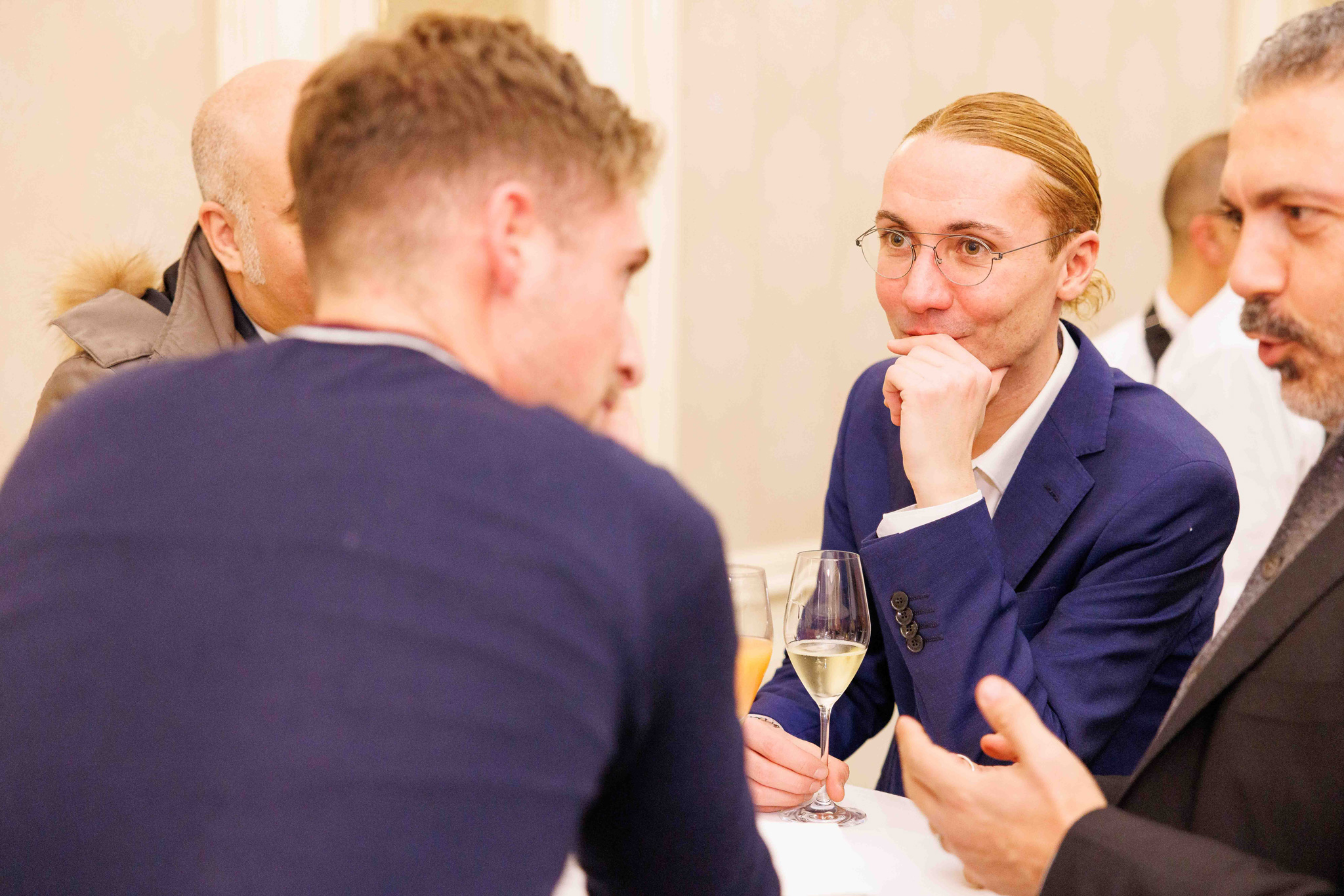Foto evento business upiveb Uomo che parla con i suoi colleghi durante l'aperitivo