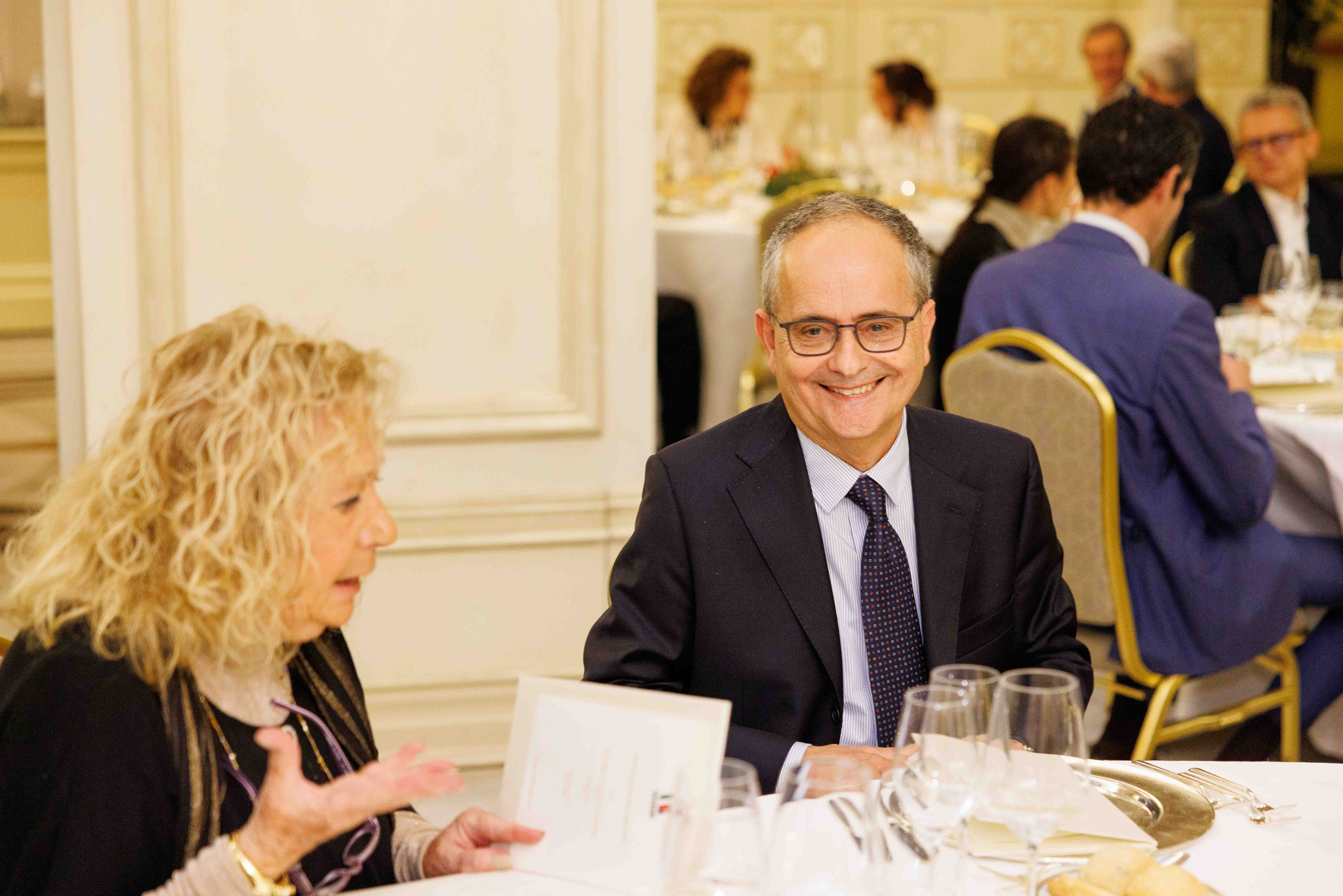 Foto evento business upiveb CEO che ride insieme ai suoi colleghi durante la cena all'hotel principe di savoia a Milano