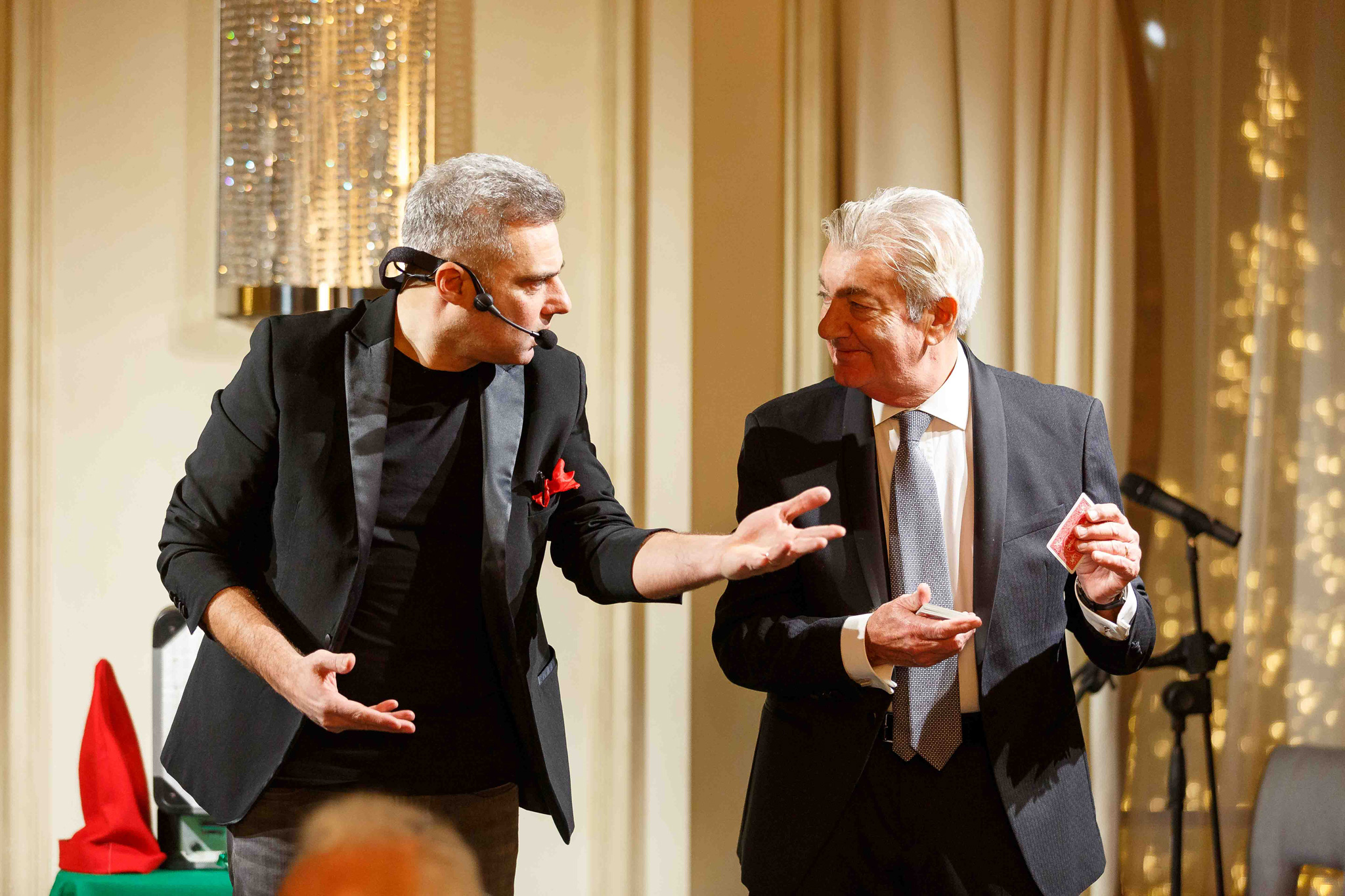 Foto evento business upiveb Illusionista insieme a spettatore durante il suo spettacolo all'hotel principe di savoia a Milano