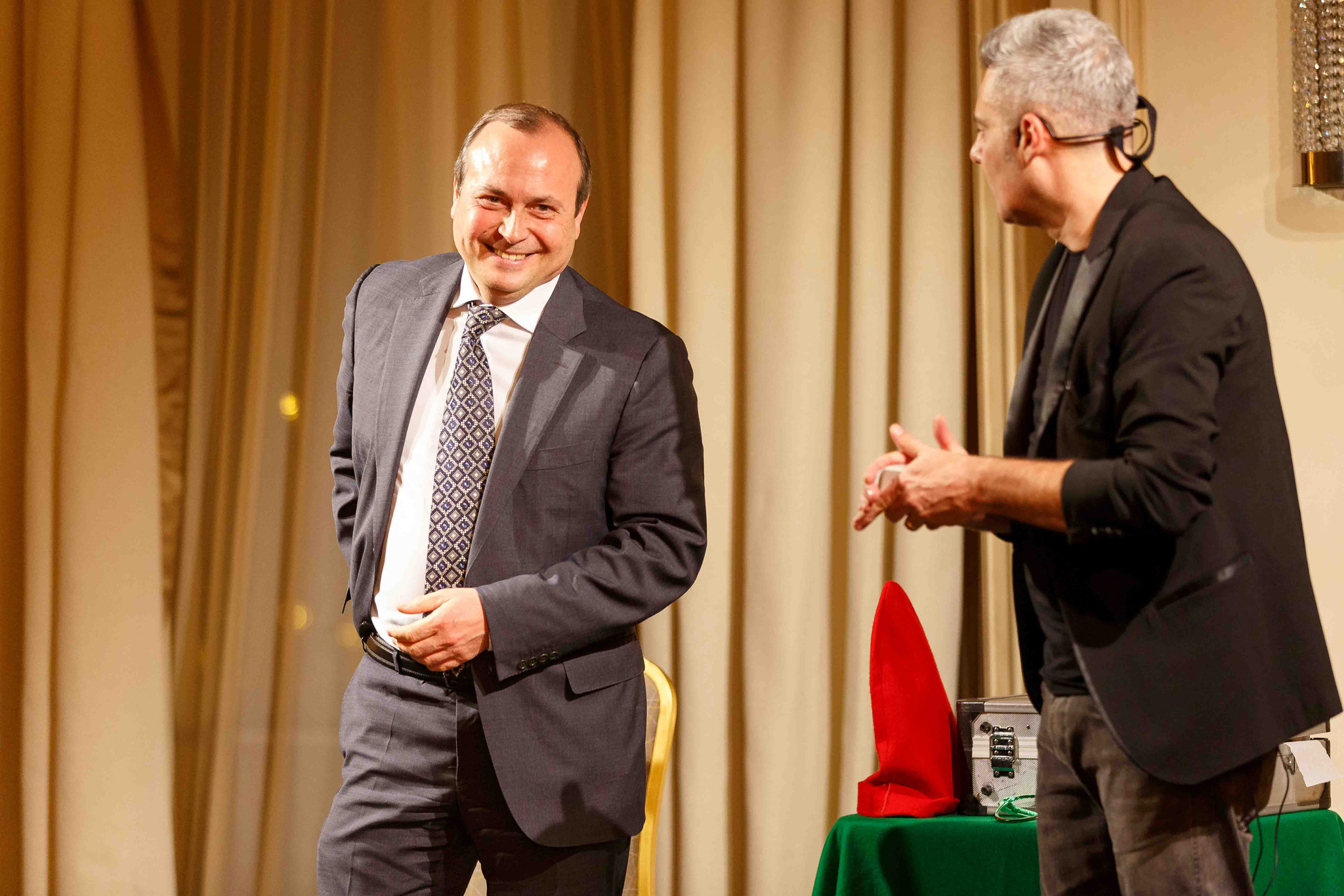 Foto evento business upiveb Spettatore che partecipa allo spettacolo di magia