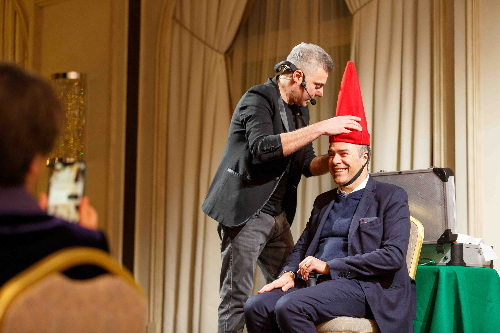 Foto evento business upiveb Illusionista mette cappello buffo allo spettatore durante lo spettacolo all'hotel principe di savoia