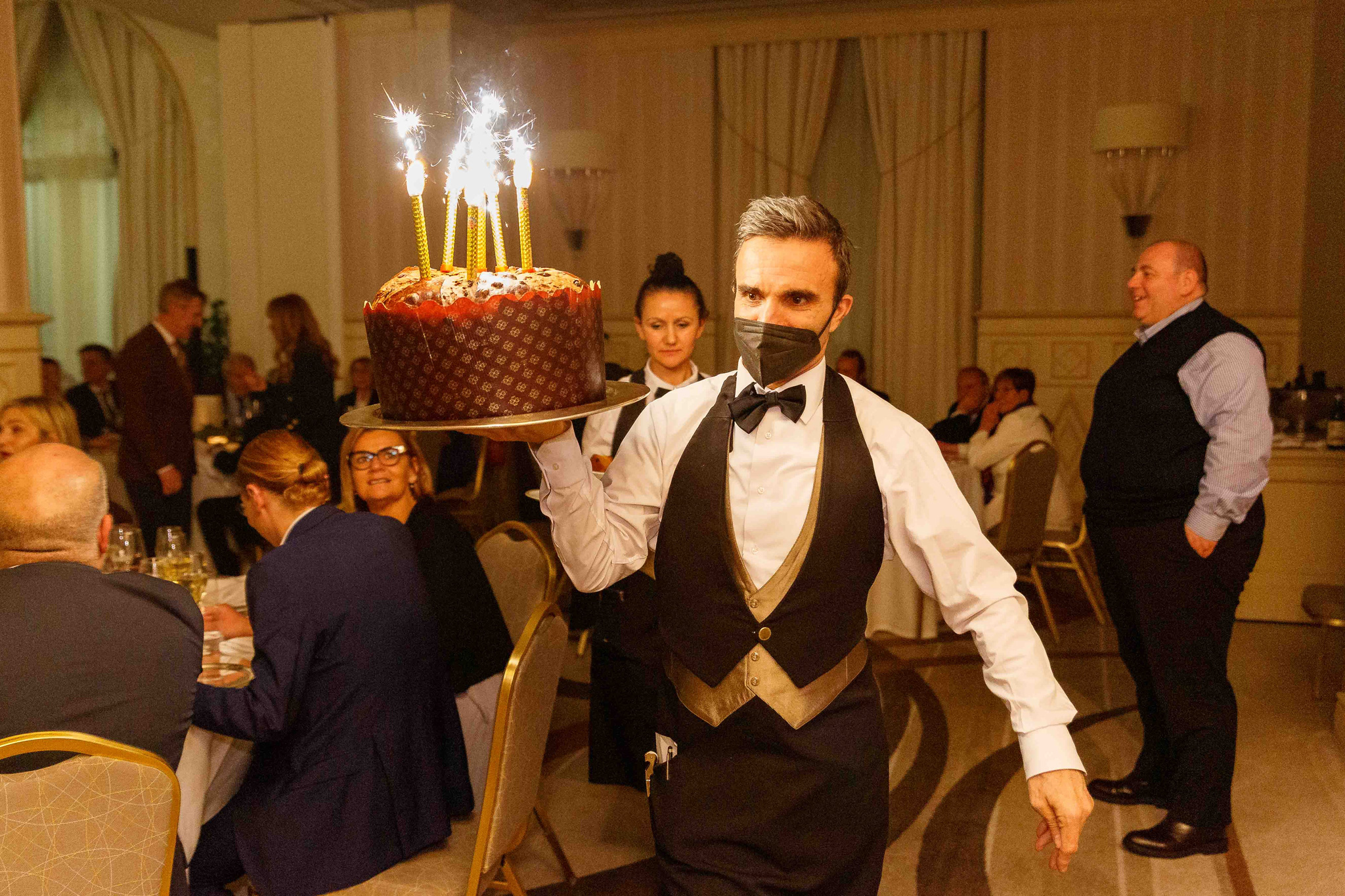 Foto evento business upiveb Cameriere dell'hotel principe di savoia porta una torta con le candeline