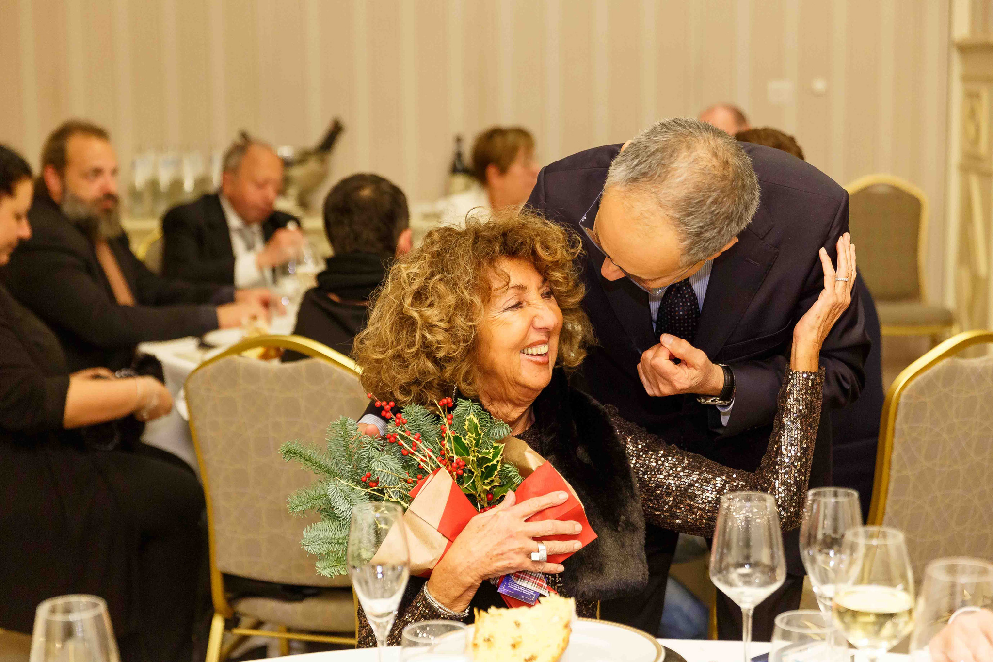 Foto evento business upiveb CEO consegna regalo a sua collega