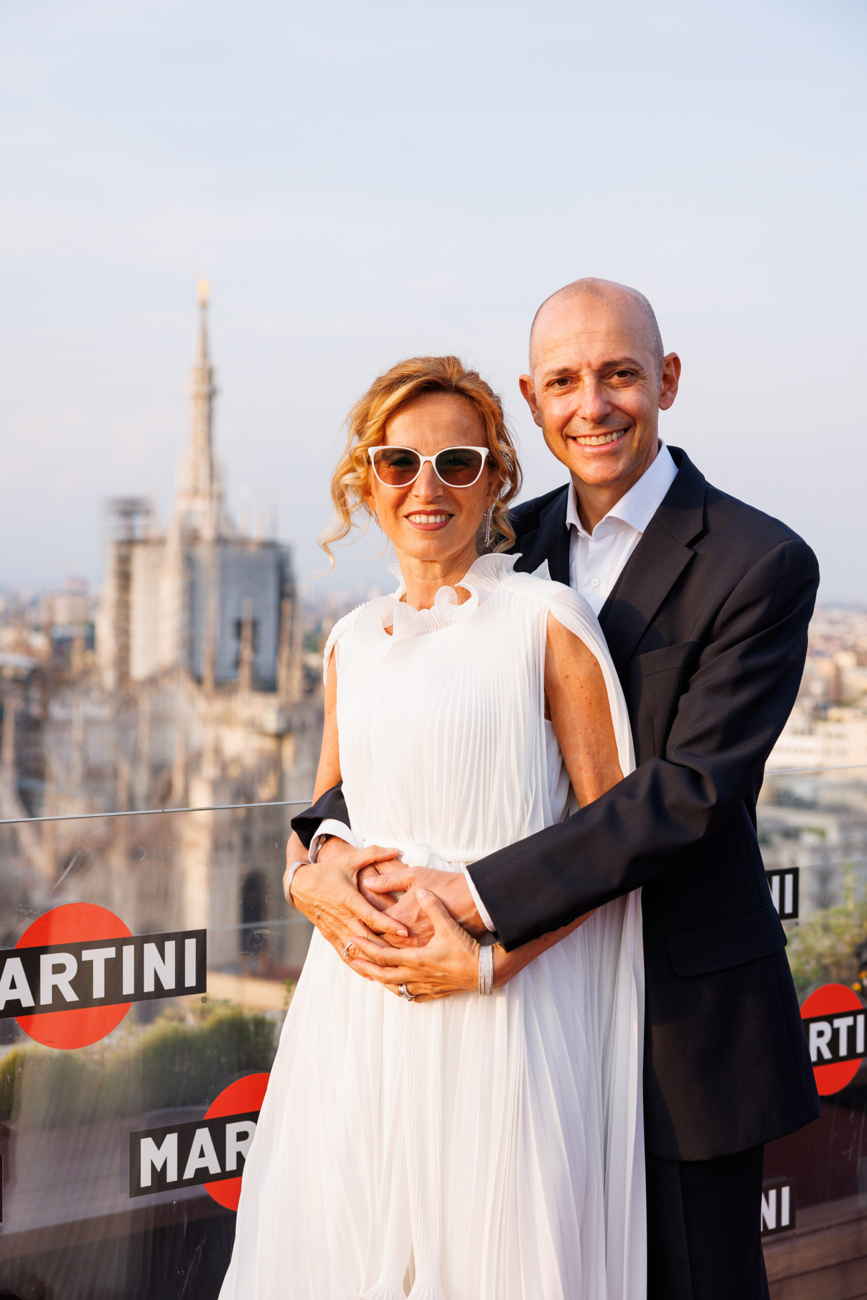 003-reportage-evento-anniversario-milano i protagonisti della serata Marco e Cristina con dietro il Duomo di Milano