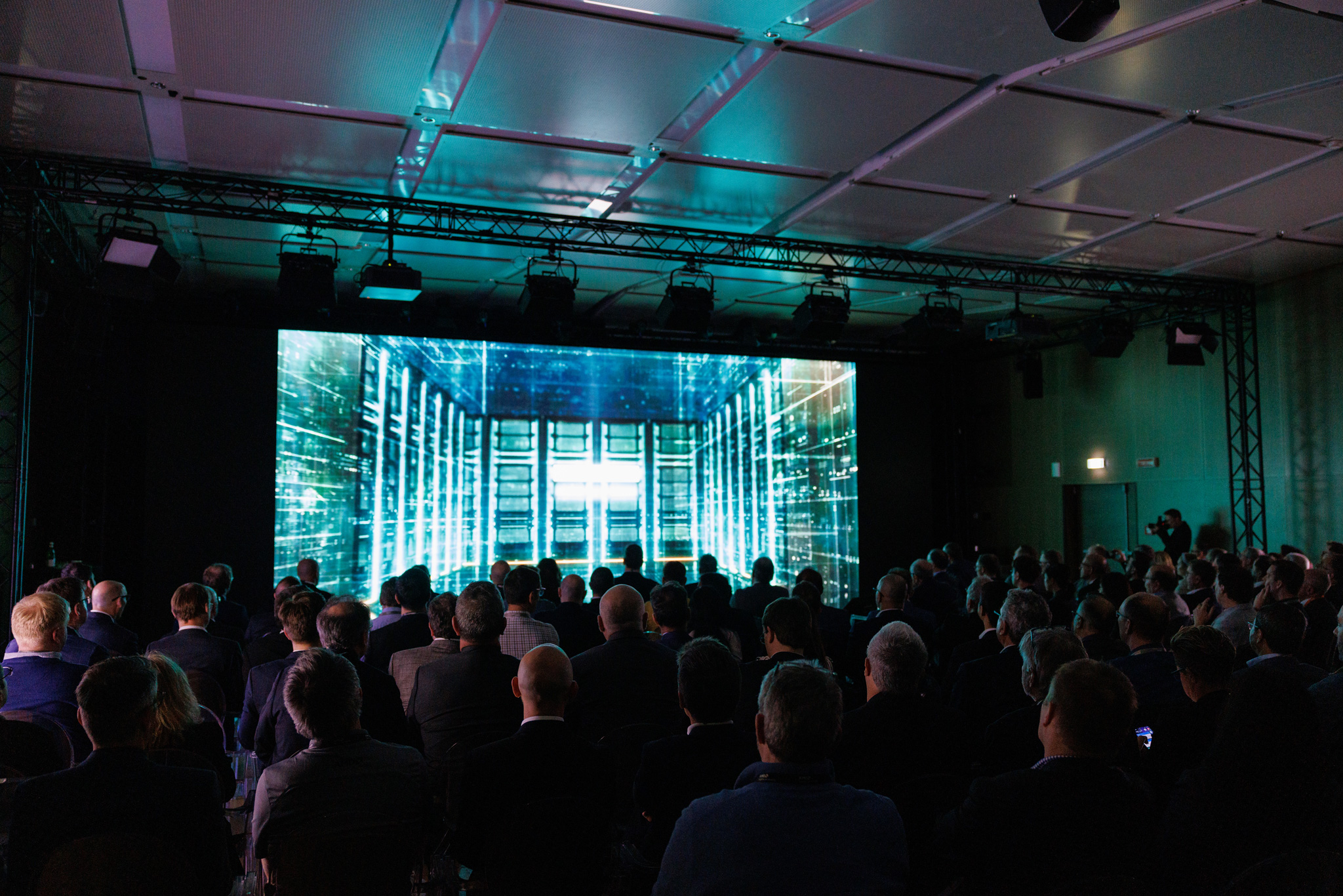 foto della sala piena della sala conferenze dell'evento AMD