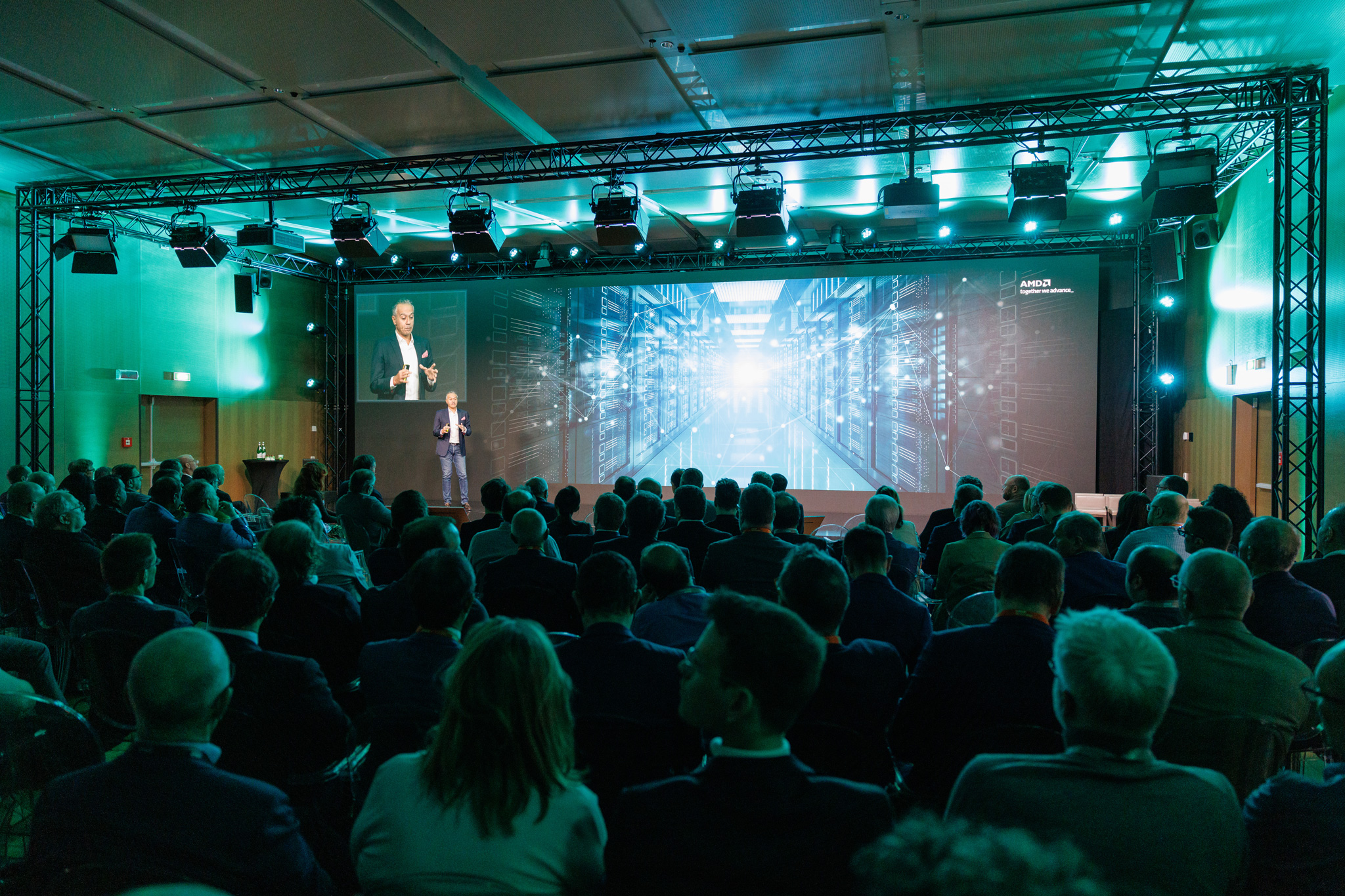 foto della sala piena della sala conferenze dell'evento AMD