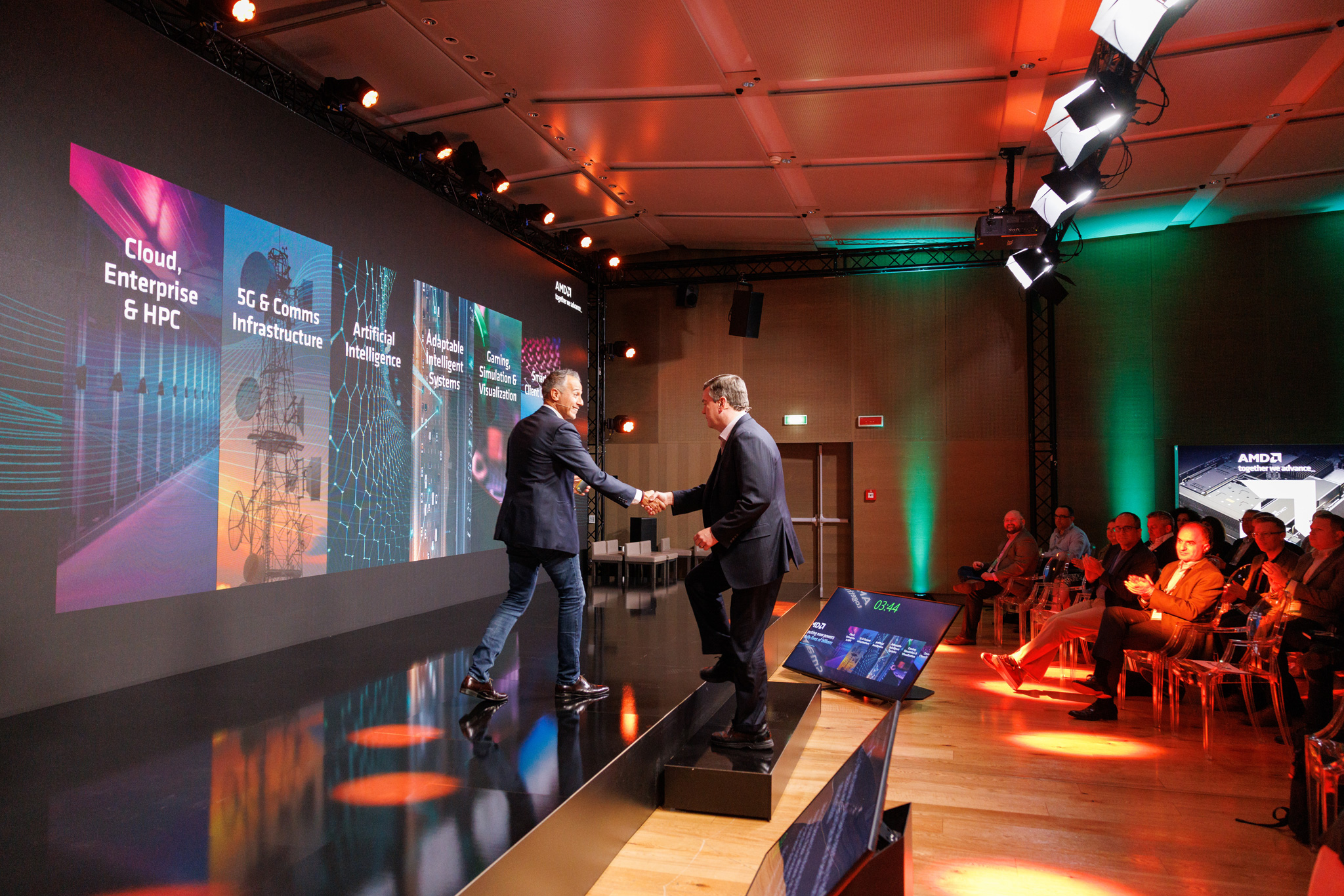 foto della stretta di mano dei presentatori dell'evento AMD