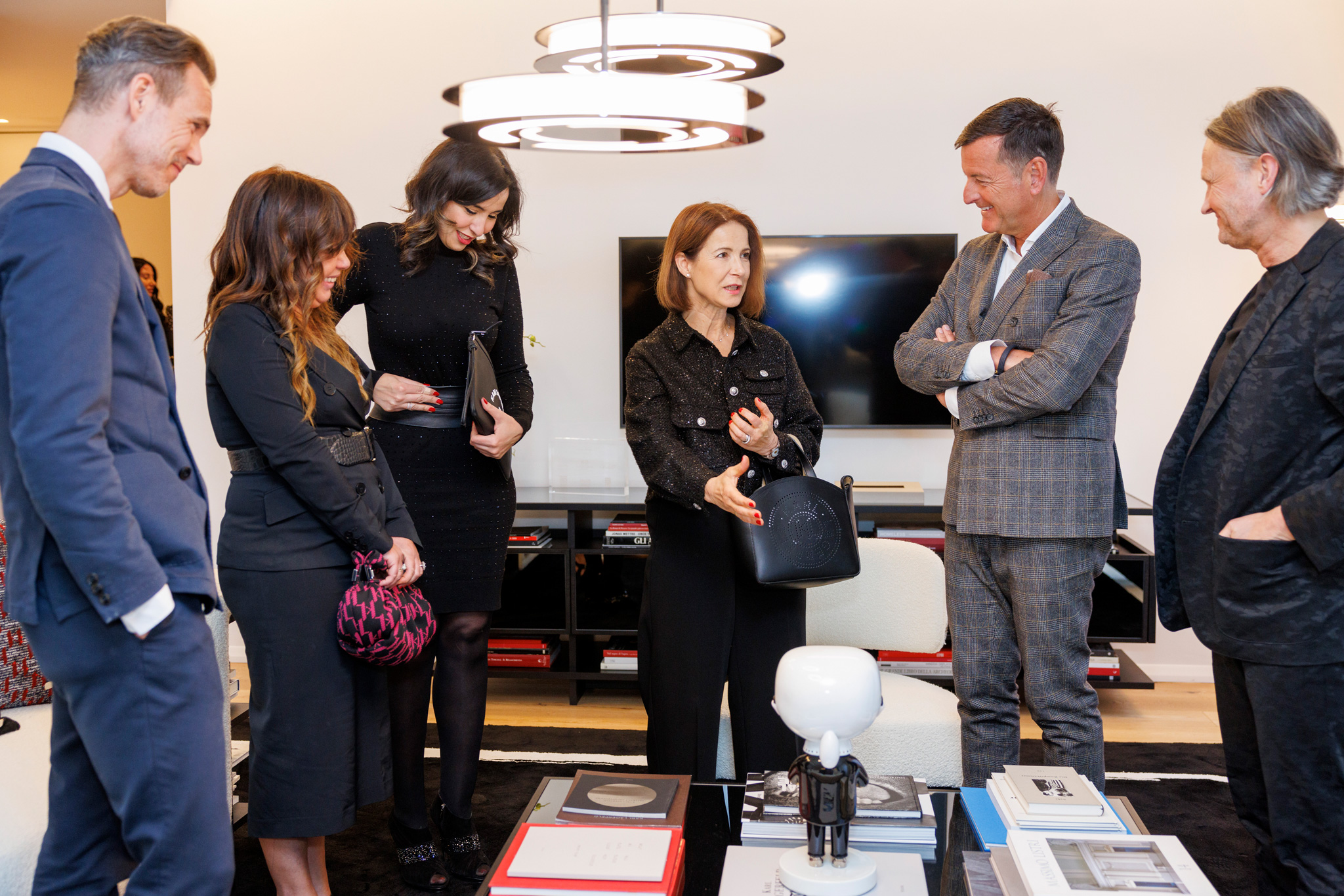 foto evento karl lagerfeld partecipanti che guardano l'esposizione dell'evento karl lagerfeld