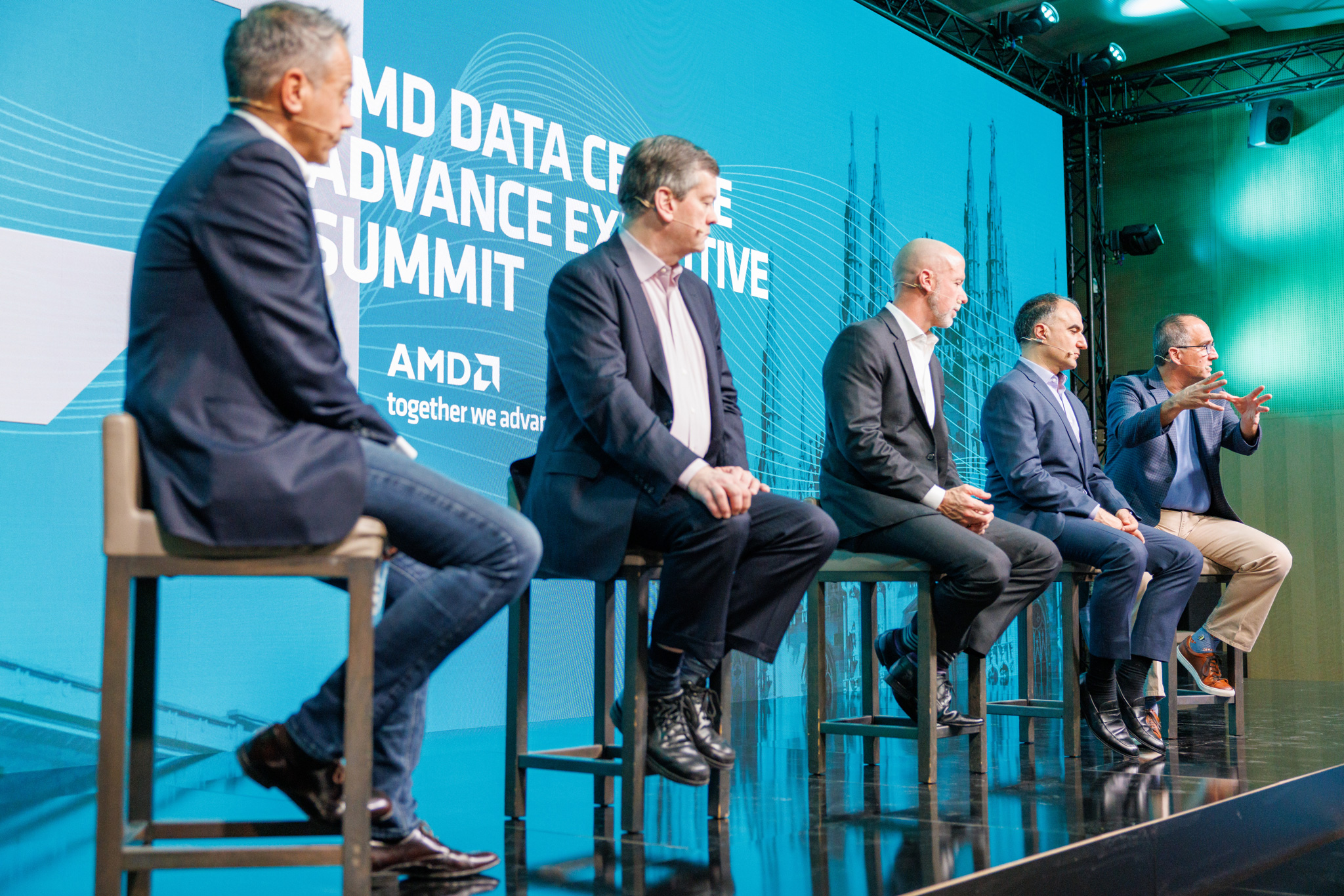 foto dei presentatori che rispondono alle domande all'evento AMD