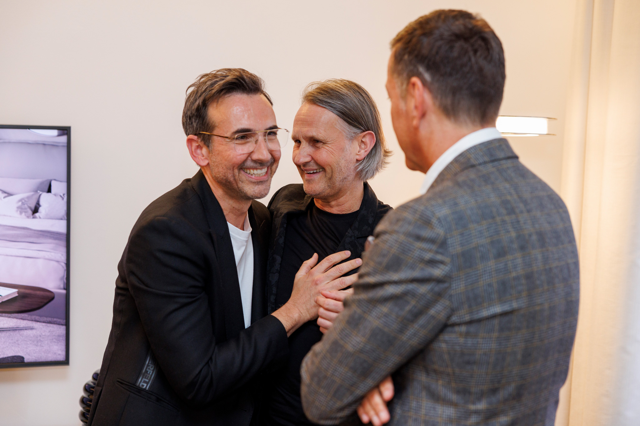 foto evento karl lagerfeld partecipanti che conversano all'evento karl lagerfeld