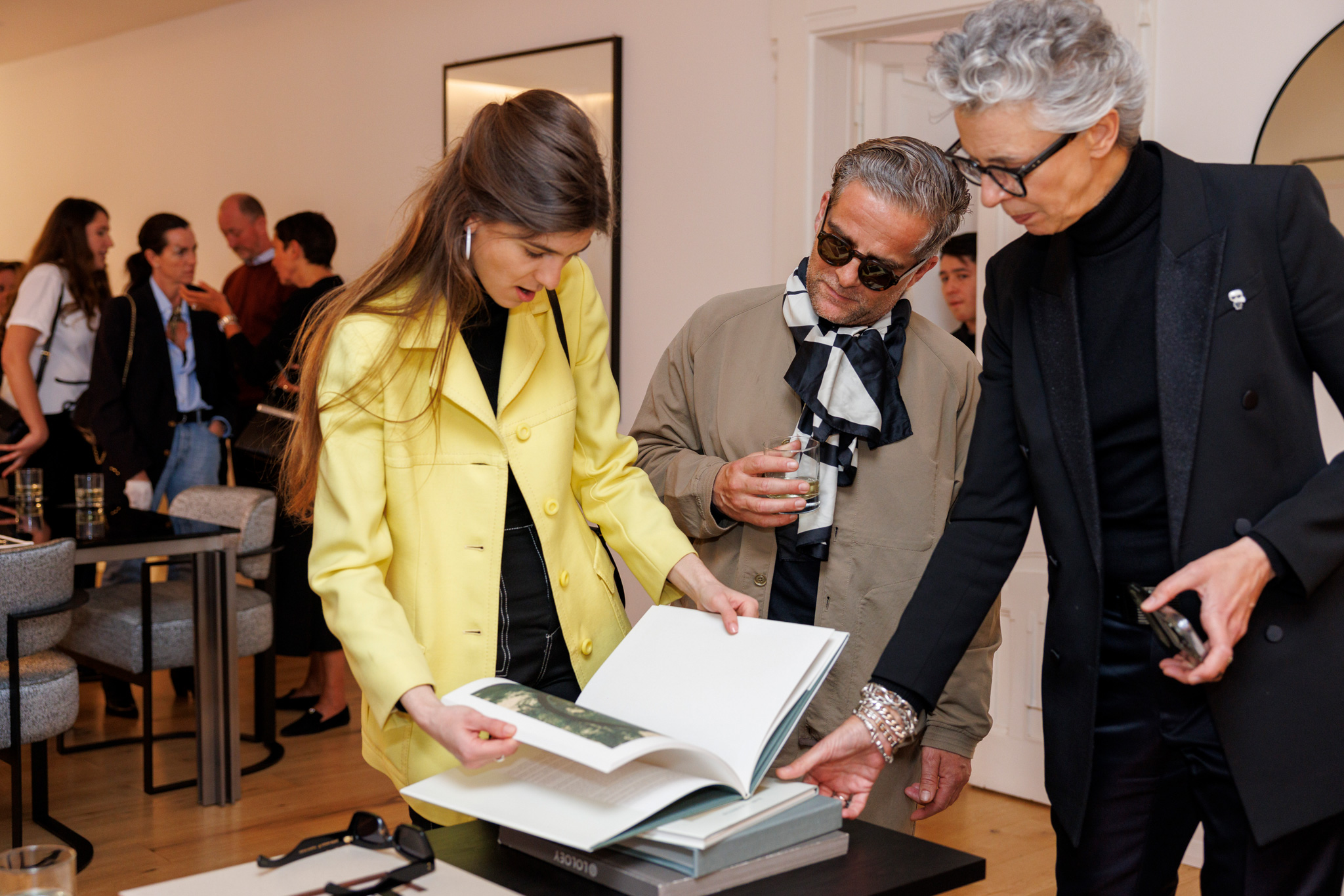 foto evento karl lagerfeld foto di partecipanti che conversano all'evento karl lagerfeld
