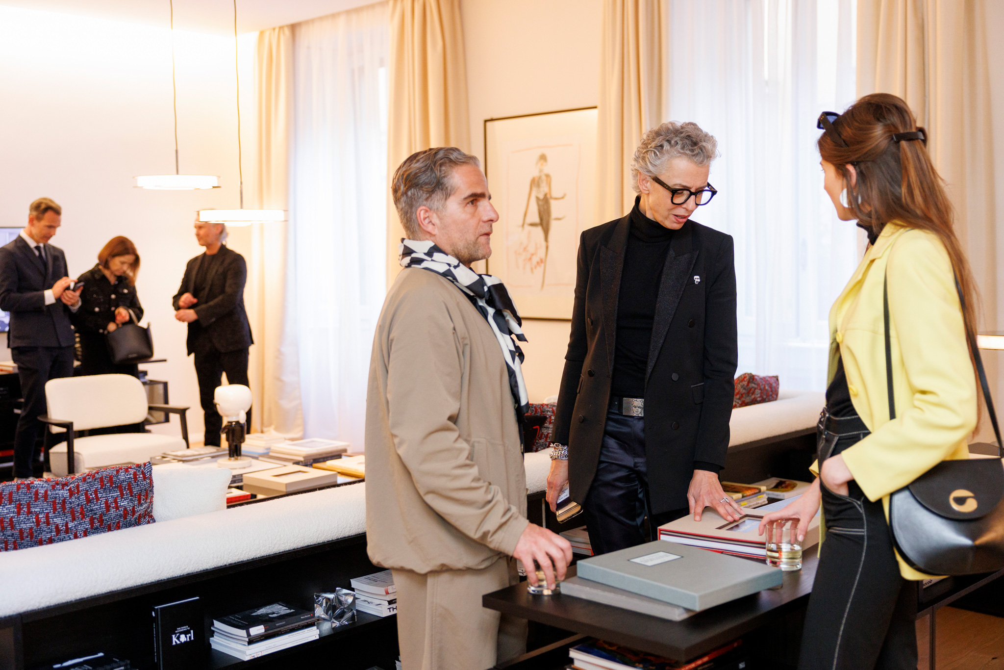 foto evento karl lagerfeld foto di partecipanti che conversano all'evento karl lagerfeld