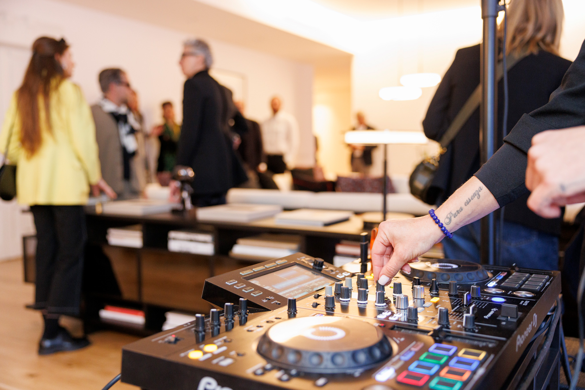 foto evento karl lagerfeld foto della dj che suona all'evento di karl lagerfeld