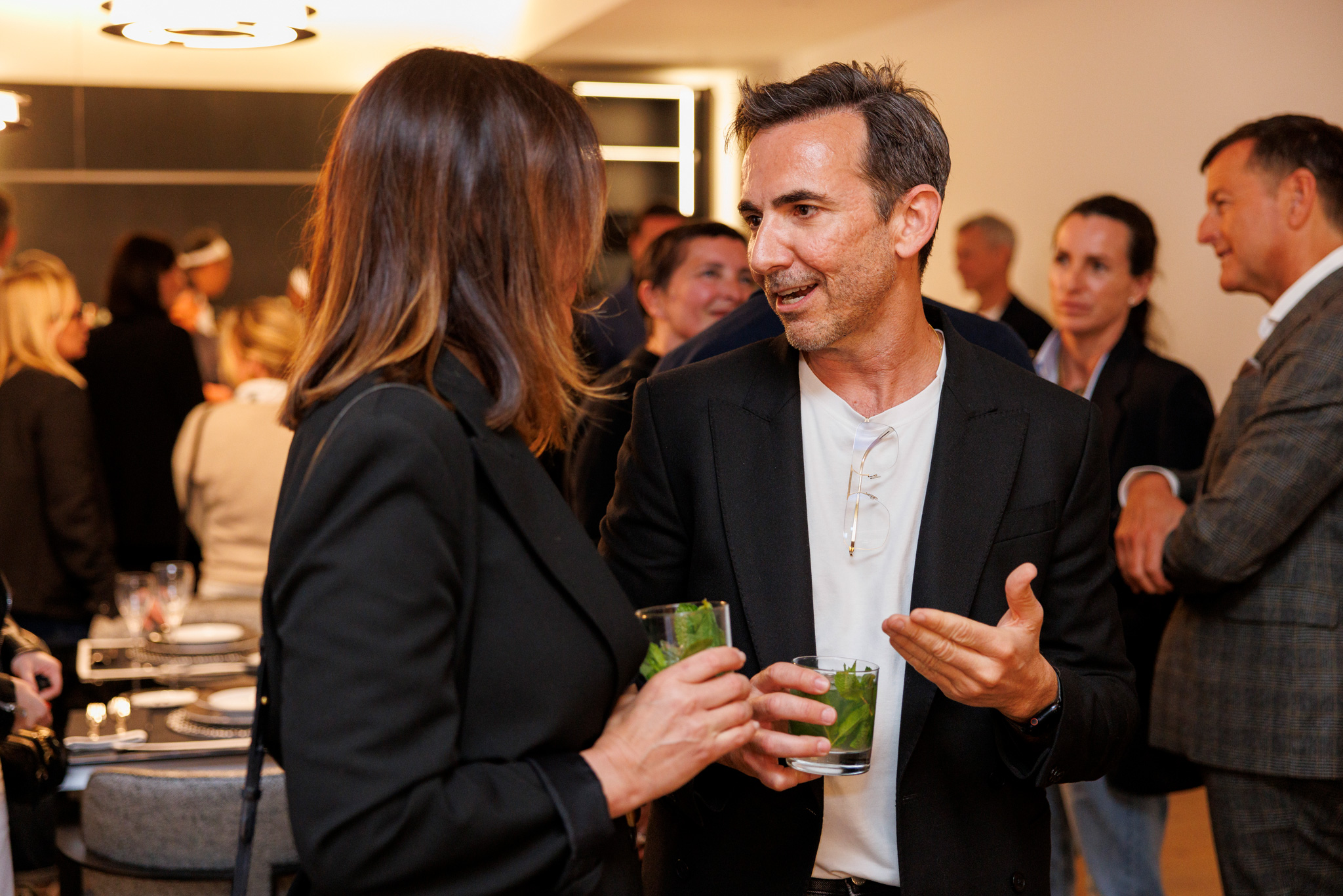 foto evento karl lagerfeld foto di partecipanti che conversano all'evento karl lagerfeld